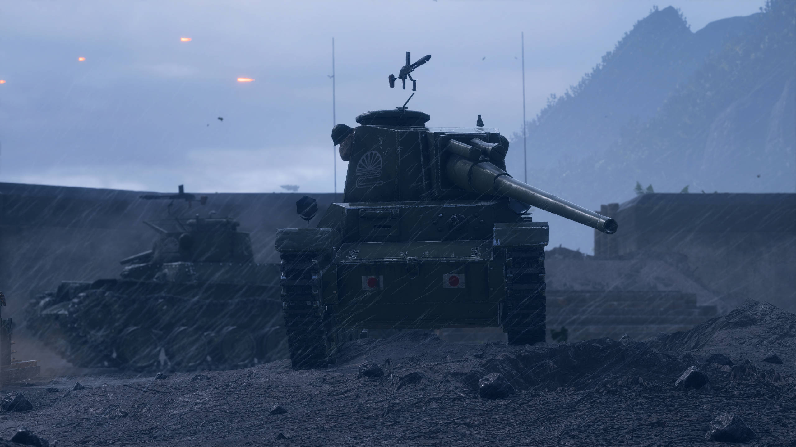 Battlefield 1 HD 桌布 壁紙 — 兩輛軍用坦克在灰色天空下，大雨傾盆的泥濘戰場上靜止不動。