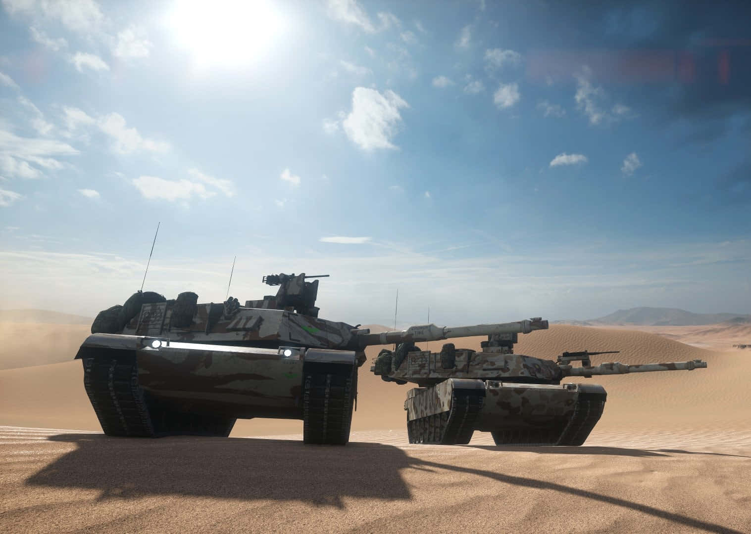 Battlefield Vehicles 桌布 壁紙 — 兩輛迷彩坦克在一片廣闊的陽光沙漠中靜止不動，天空湛藍，雲朵稀疏。