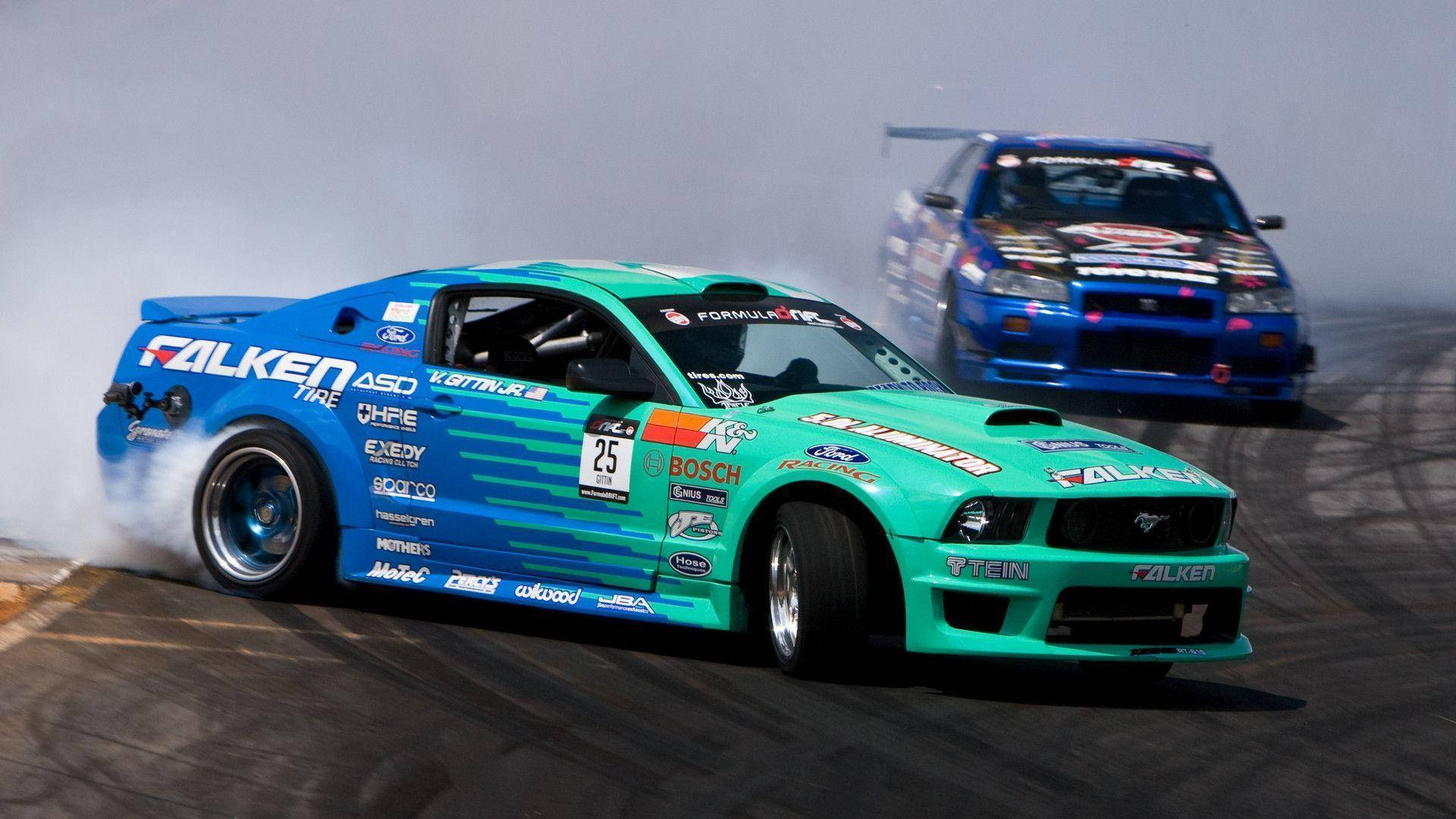 Sports Car 桌布 壁紙 — 兩輛飄移賽車在高速比賽期間在鋪砌賽道上側滑，猛烈地冒煙。