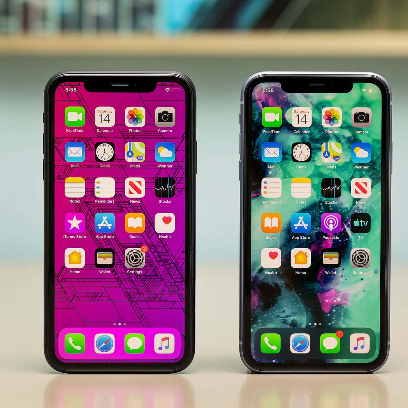 iPhone風格壁紙 桌布 壁紙 — 兩部iPhone並排放置，顯示色彩繽紛的主屏幕，帶有應用程式圖標，背景為充滿活力的幾何和宇宙風格壁紙。
