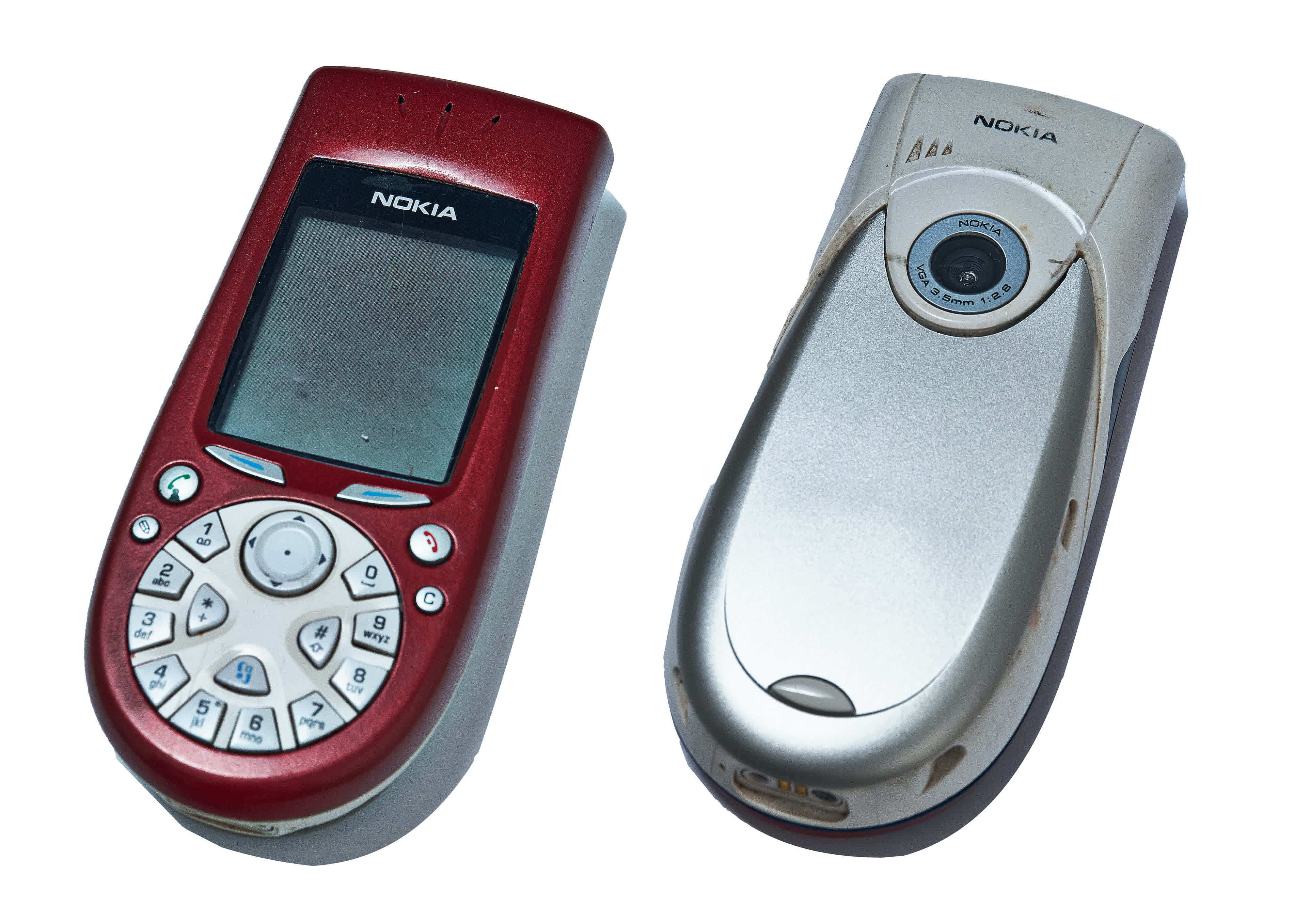 Nokia 桌布 壁紙 — 兩部復古Nokia手機，紅色開蓋型號和銀色摺疊型號，並排展示在白色背景上。