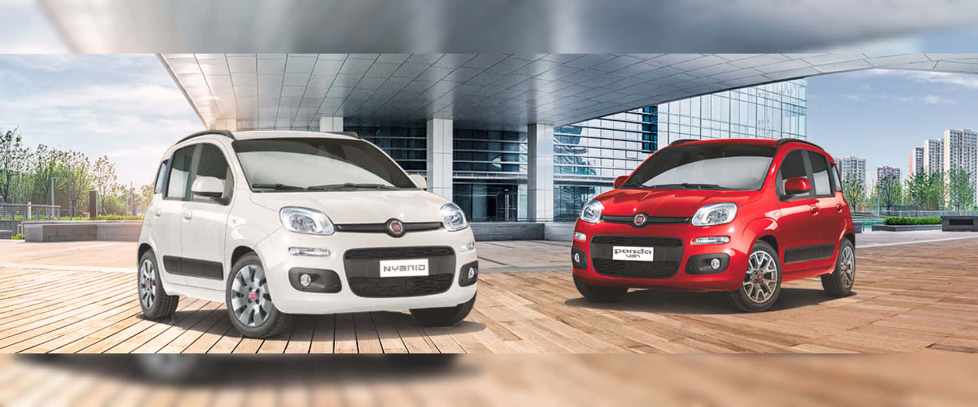 Fiat Panda 桌布 壁紙 — 兩部白色和紅色的緊湊型汽車停泊在木板上，位於現代玻璃建築下方，背景是城市天際線。