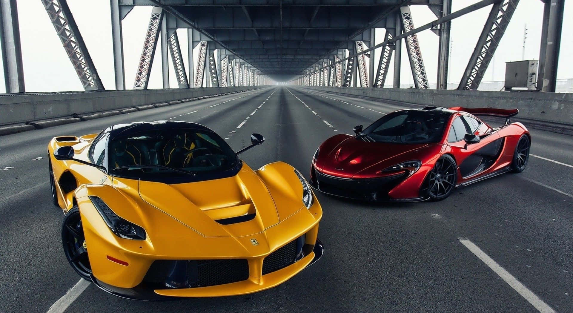 Ferrari Laferrari 桌布 壁紙 — 兩部超跑，一部黃色法拉利同紅色麥拿侖，停喺鋼桁架下空蕩嘅橋面車道上。