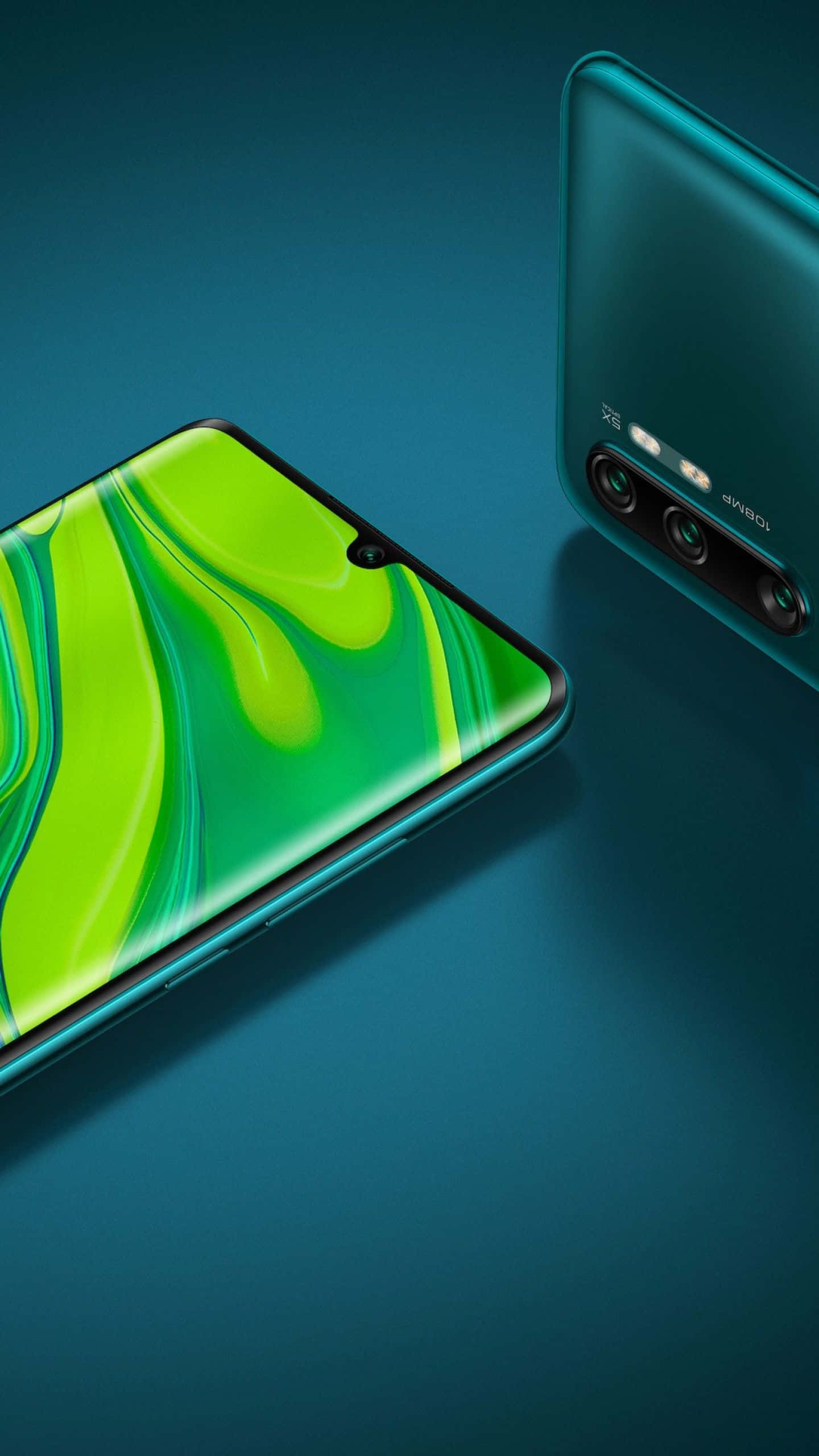 Xiaomi 桌布 壁紙 — 兩部青綠色智能手機傾斜放在深藍色表面上，其中一部顯示充滿活力的綠色抽象漩渦壁紙。