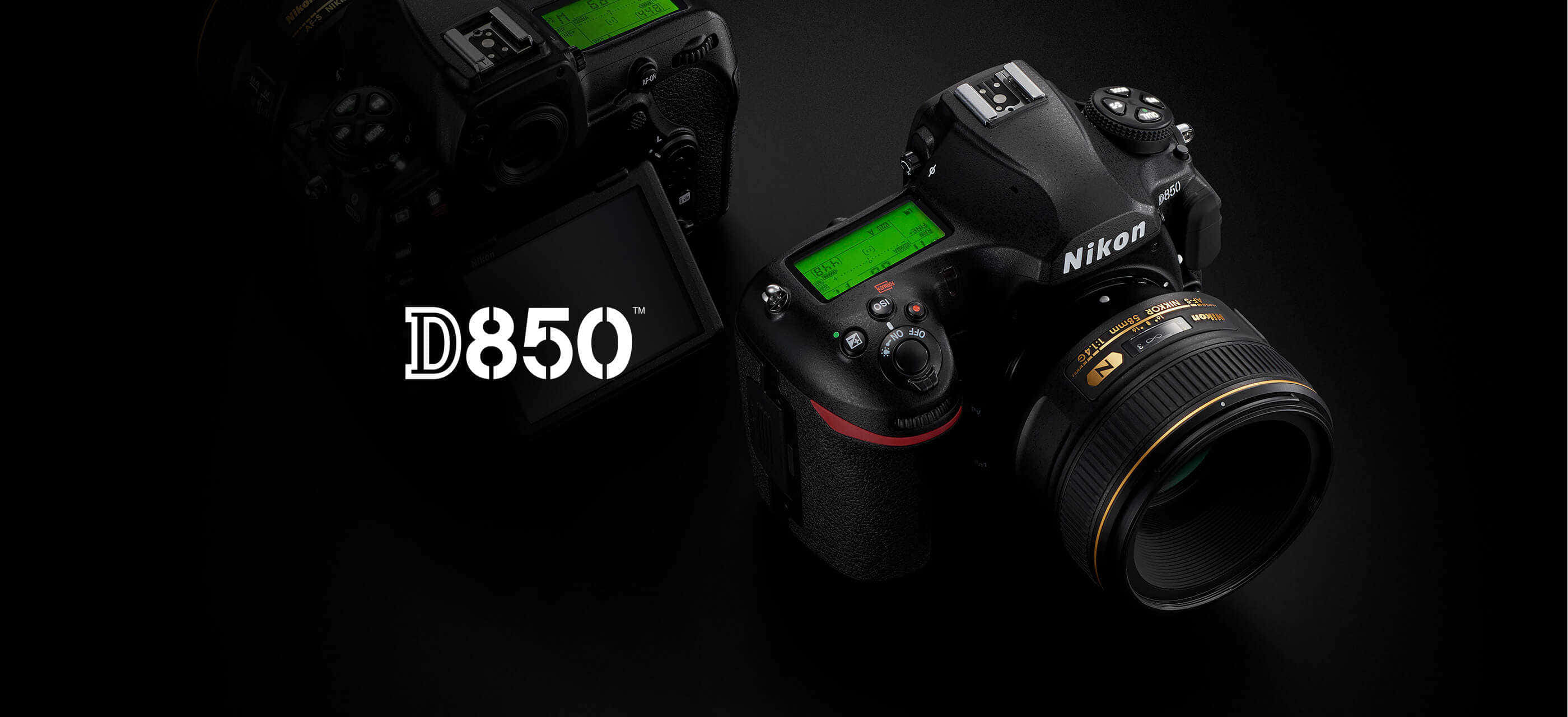 Dslr Camera 桌布 壁紙 — 兩部黑色Nikon D850 DSLR相機，帶綠色LCD屏幕，放在深色反光表面上，帶有白色型號文字。