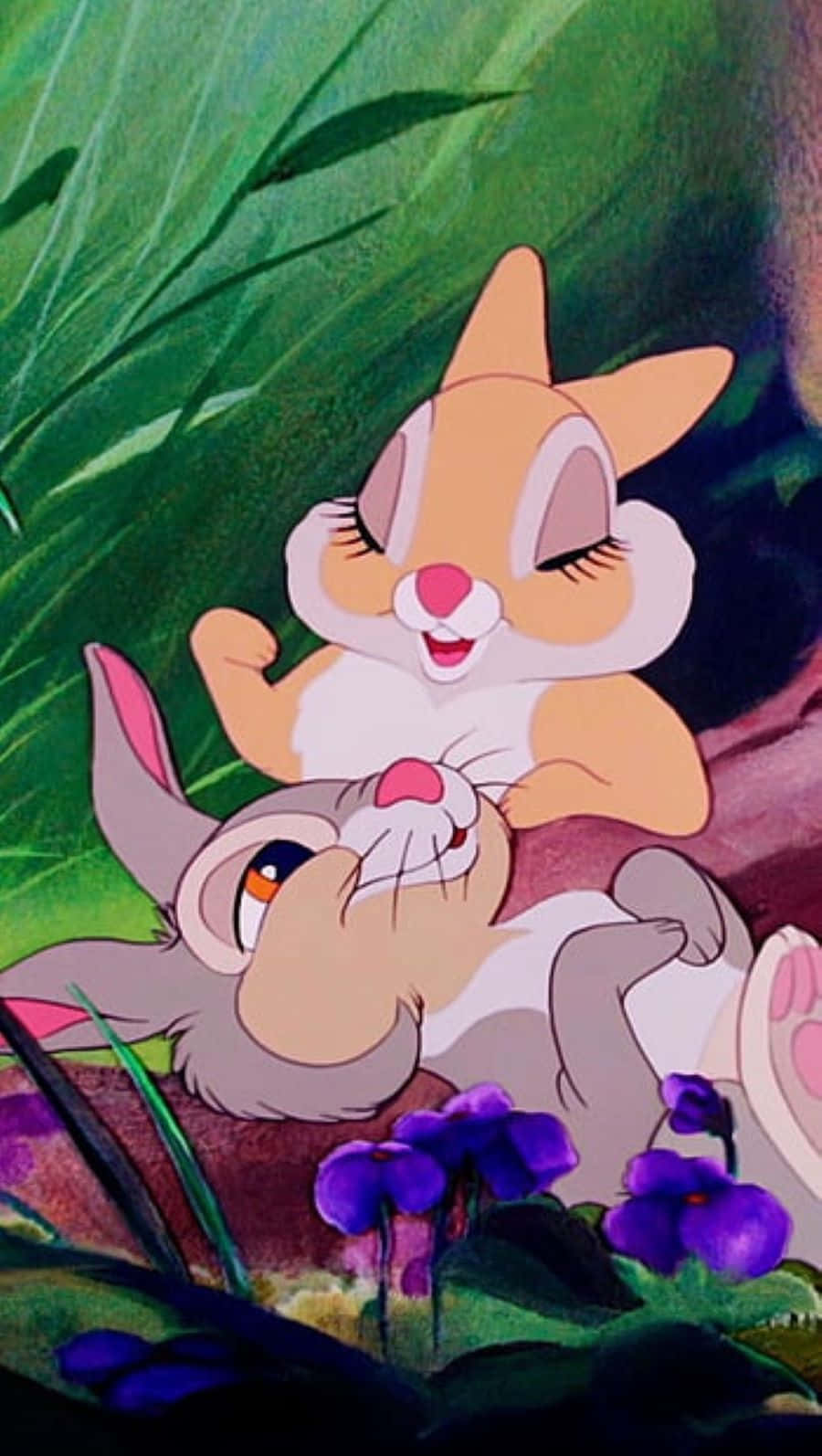 Miss Rabbit 桌布 壁紙 — 兩隻動畫兔子在鬱鬱蔥蔥的綠色森林中快樂地依偎，腳邊有紫色花朵。