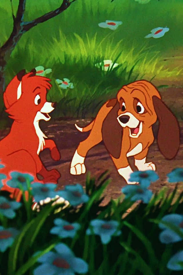 the fox and the hound 桌布 壁紙 — 兩隻動畫小狗——一隻紅色似狐狸和一隻棕色獵犬——在充滿藍色和白色花朵的陽光草地上嬉戲互動。