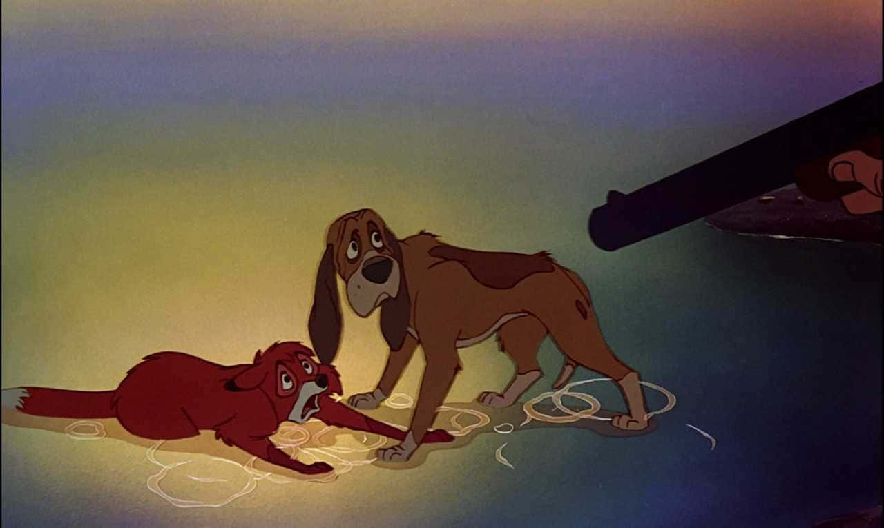 the fox and the hound 桌布 壁紙 — 兩隻動畫狗在溫暖的日落燈光下，處於戲劇性場景中，有槍指向牠們。