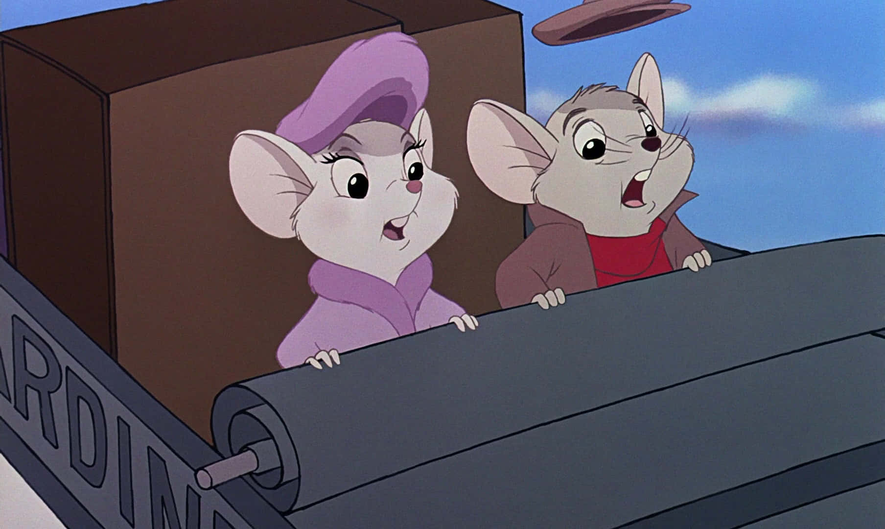 The Rescuers Down Under 桌布 壁紙 — 兩隻動畫老鼠在貨車車斗中，在藍天白雲下興奮地向前望。
