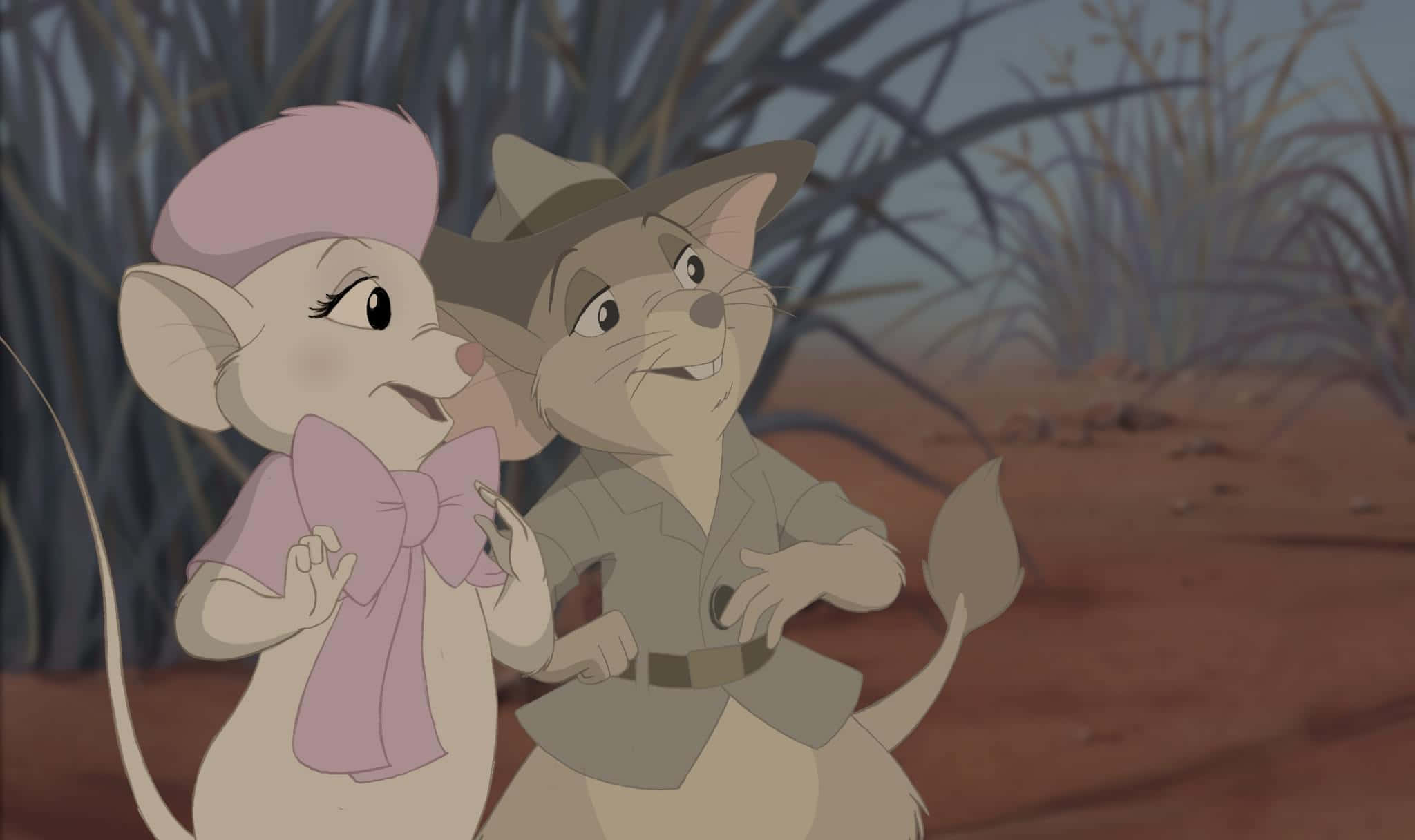 The Rescuers Down Under 桌布 壁紙 — 兩隻動畫老鼠穿著探險服裝，一起站在乾燥的草叢稀樹草原上，天空昏暗。