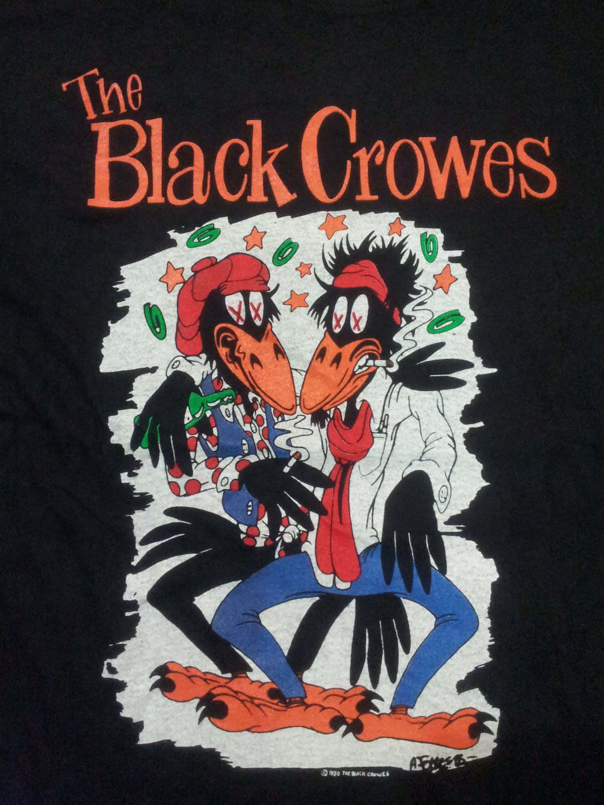 Black Crowes 桌布 壁紙 — 兩隻卡通烏鴉穿著搖滾明星裝備，在星空背景下吸煙，上方有'The Black Crowes'文字。
