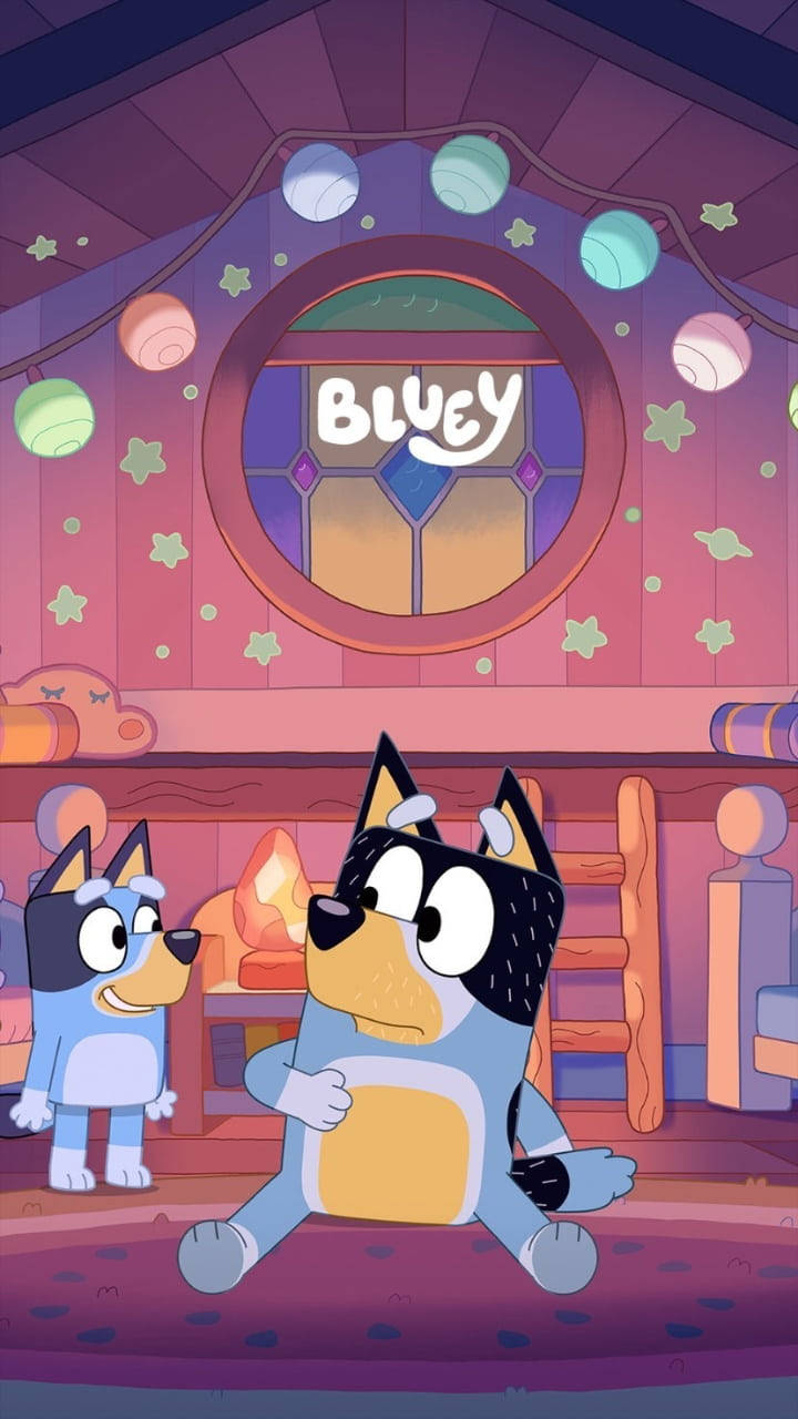 Bluey 桌布 壁紙 — 兩隻卡通藍色牧牛犬坐在一個舒適的紫色樹屋內，樹屋裝飾著發光的球體和星星。