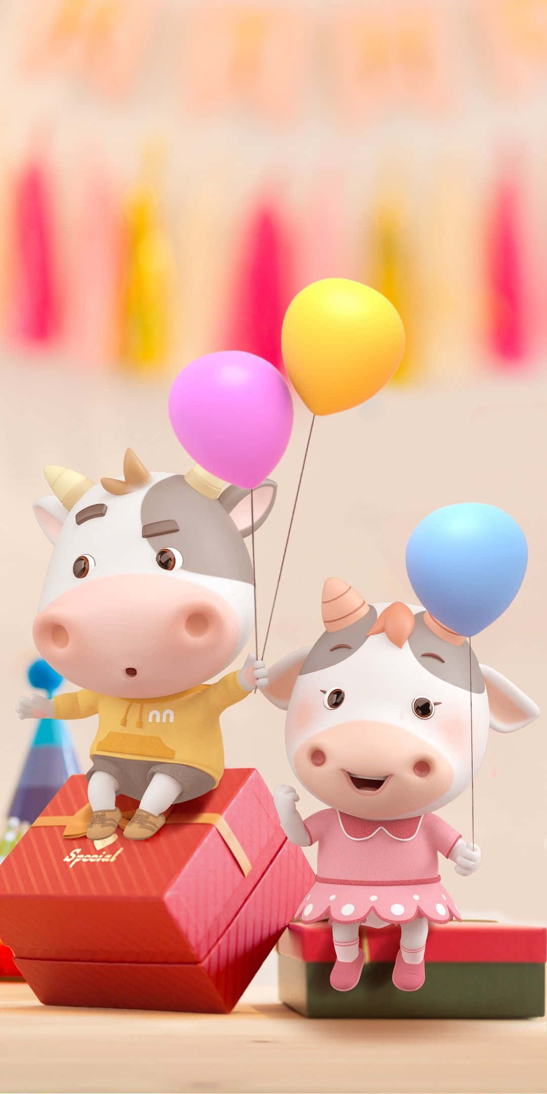 Kawaii Cute Cow 桌布 壁紙 — 兩隻可愛的卡通牛穿著派對服裝，坐在色彩繽紛的禮物盒上，拿著氣球，背景柔和模糊。