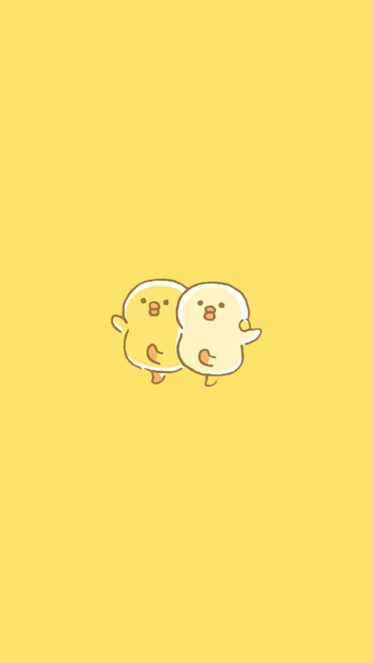 Pastel Yellow Aesthetic 桌布 壁紙 — 兩隻可愛的黃色小雞角色在純黃色背景前擁抱。