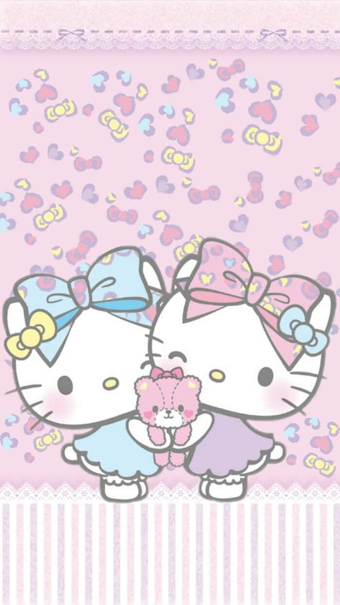 兩隻可愛粉紅Hello Kitty 壁紙 — 兩個穿著粉彩連衣裙的Hello Kitty角色在粉紅色背景前抱著一隻泰迪熊，背景有漂浮的心形和蝴蝶結。