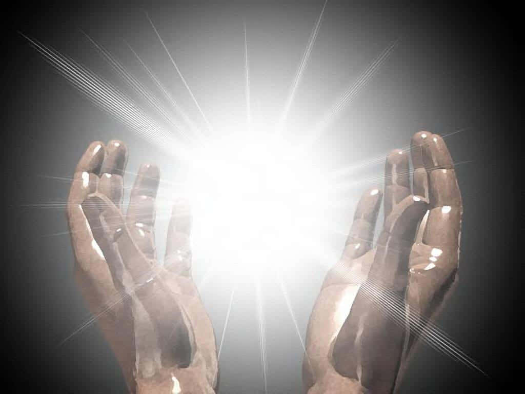 hands 桌布 壁紙 — 兩隻向上捧起的手，接收一道帶有尖銳光線的耀眼光芒，在深色漸變背景上向外散發。