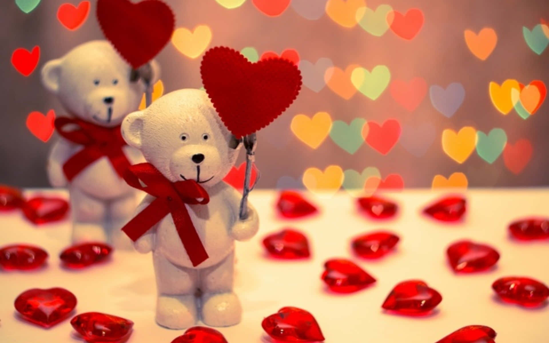 Teddy Bear 桌布 壁紙 — 兩隻戴著紅色蝴蝶結的白色泰迪熊，在散落的紅色心形裝飾和彩色心形散景燈光中手持心形氣球。