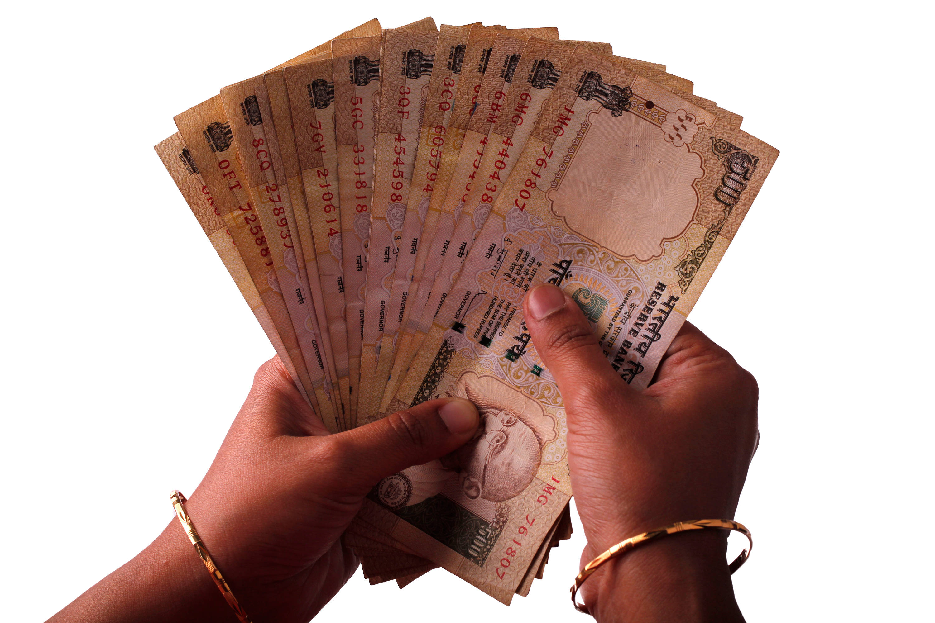 Indian 桌布 壁紙 — 兩隻戴著金手鐲的手在純白背景上展開一疊印度500盧比紙幣，呈扇形排列。