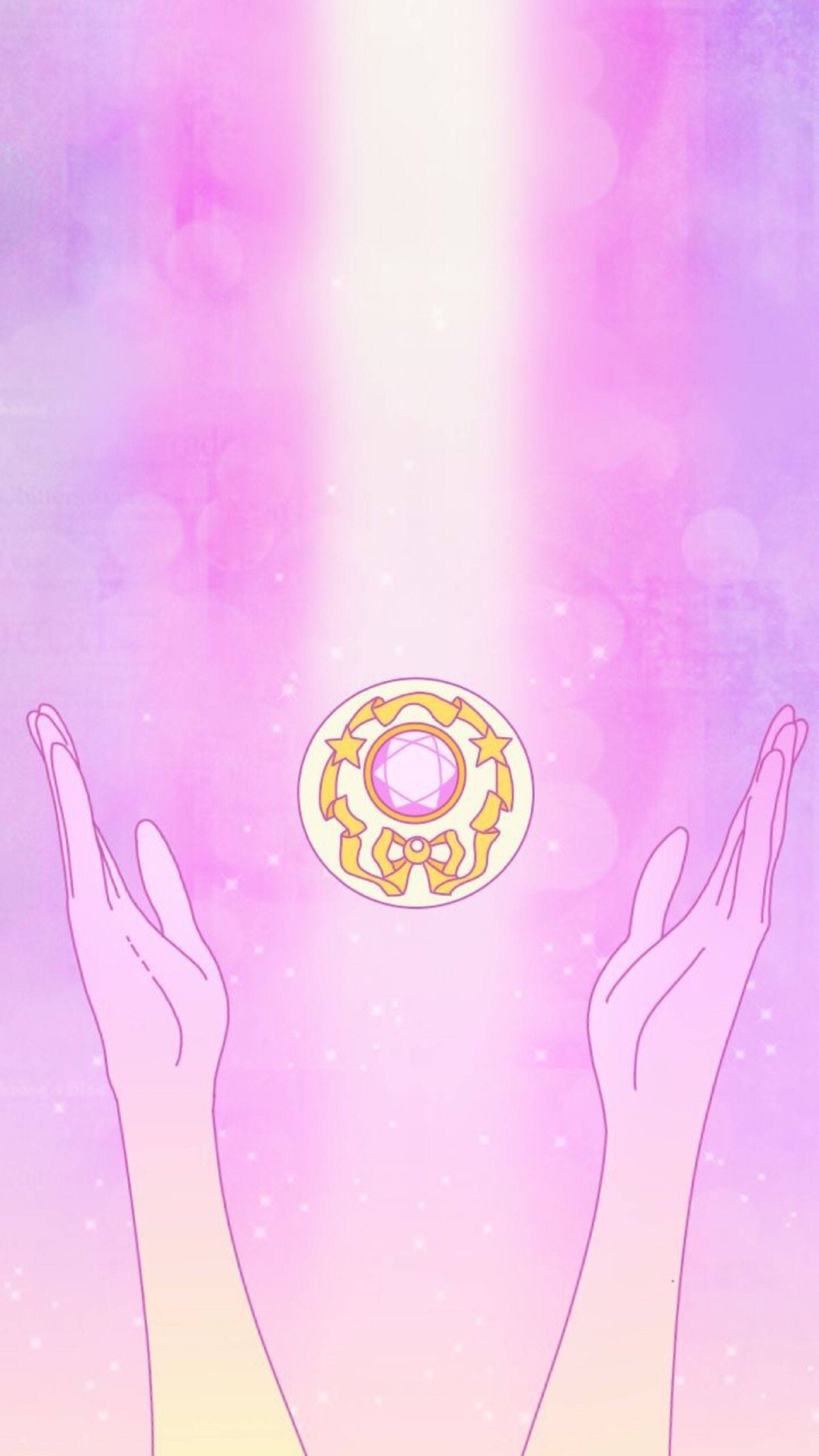 美少女戰士 桌布 壁紙 — 兩隻手向上伸向一個在柔和粉紅和紫色漸變天空中漂浮的發光魔法球。