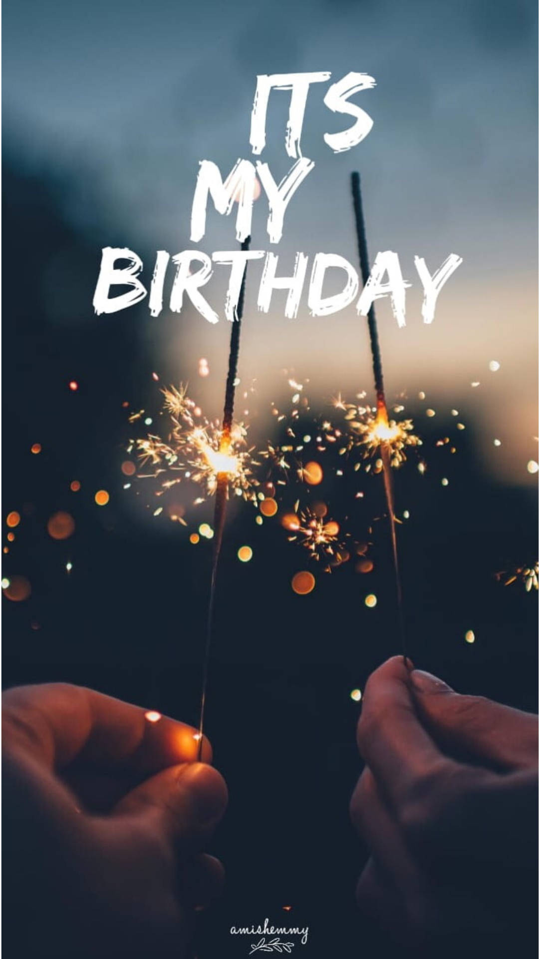 Birthday 桌布 壁紙 — 兩隻手喺暮色天空下揸住點燃嘅煙花，粗體白色文字寫住係我嘅生日。