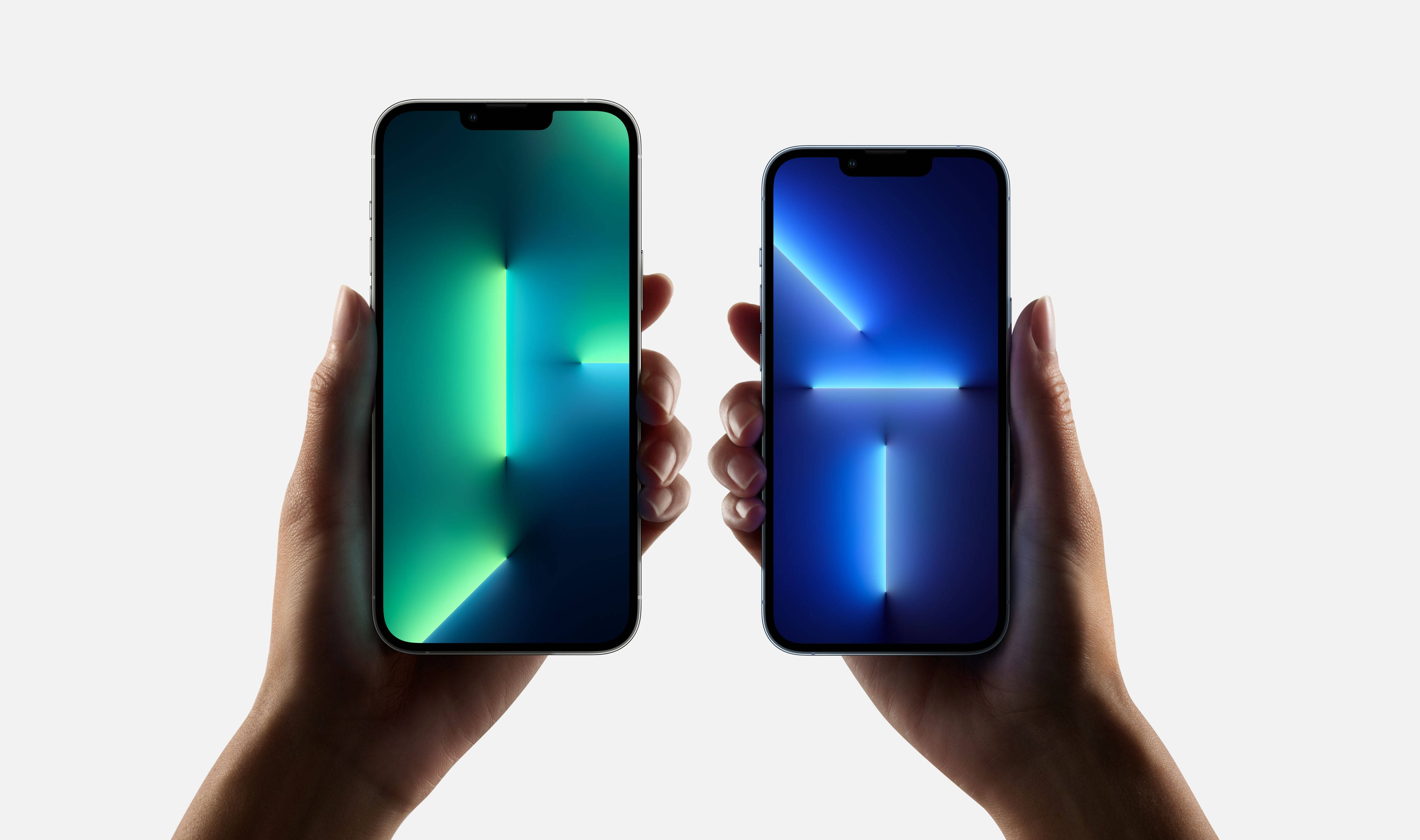 apple iPhone default 桌布 壁紙 — 兩隻手拿著智能手機，在純白色背景上顯示發光的抽象壁紙設計。