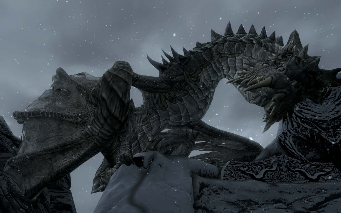 Skyrim Paarthurnax 桌布 壁紙 — 兩隻擁有尖刺鱗片的巨龍在星空下的雪山景觀中激烈碰撞。