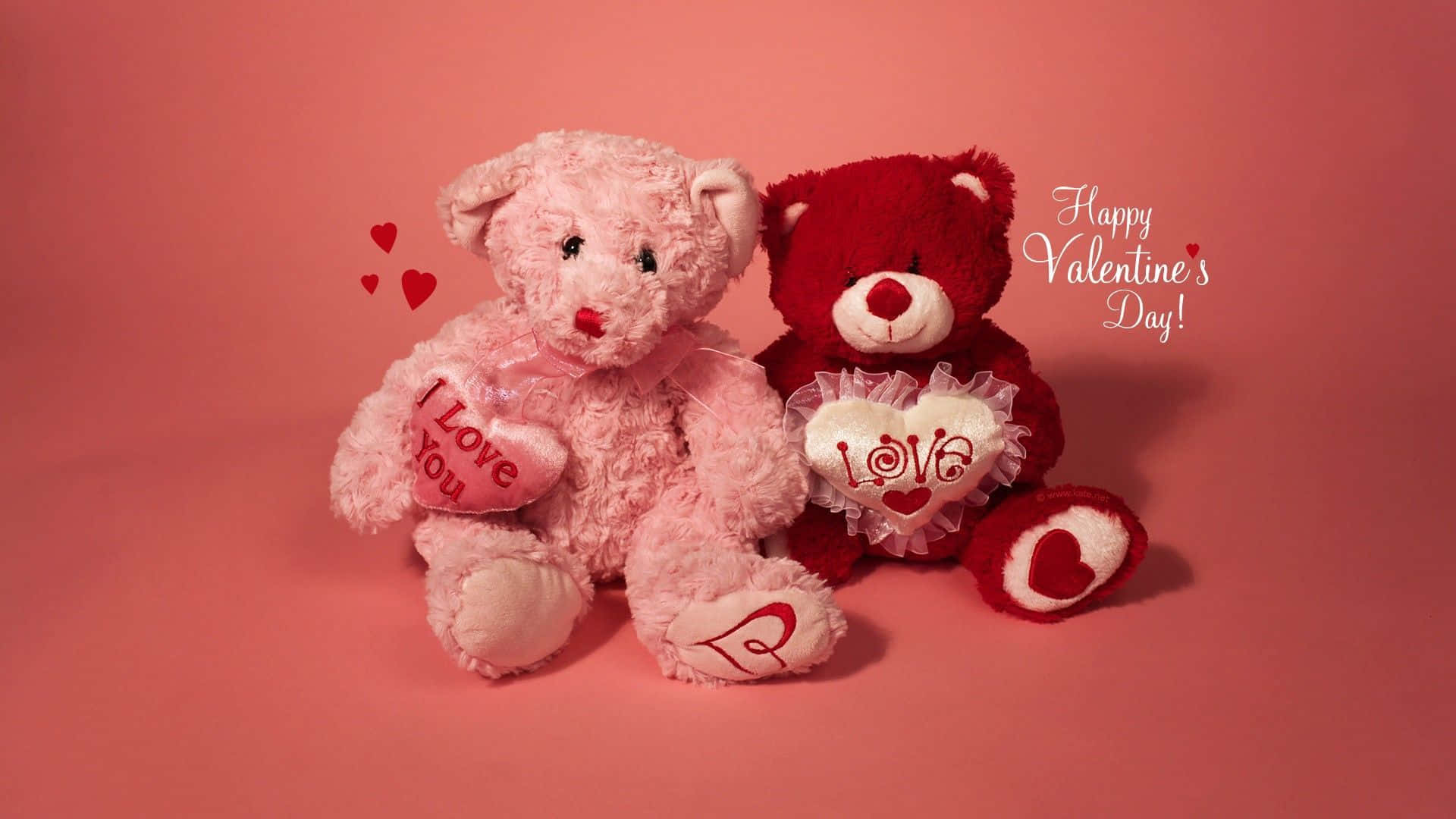 泰迪熊 桌布 壁紙 — 兩隻毛絨絨的泰迪熊，一粉一紅，拿著寫有「I Love You」和「LOVE」的心形，坐在柔和的粉紅色背景前，背景有漂浮的心形和「Happy Valentine's Day!」文字。
