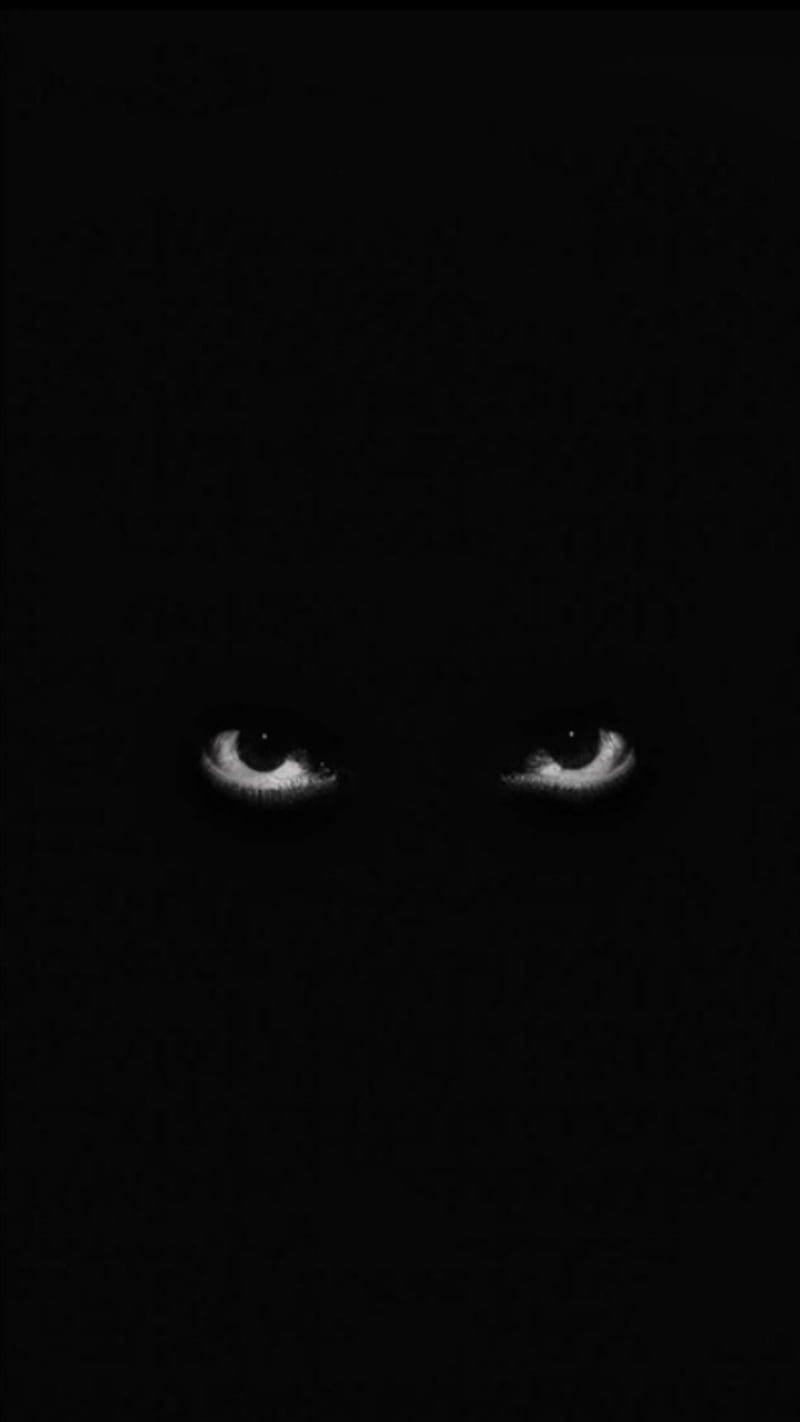 Eyes 桌布 壁紙 — 兩隻發光的眼睛從絕對黑暗中凝視，營造出詭異而懸疑的氣氛。