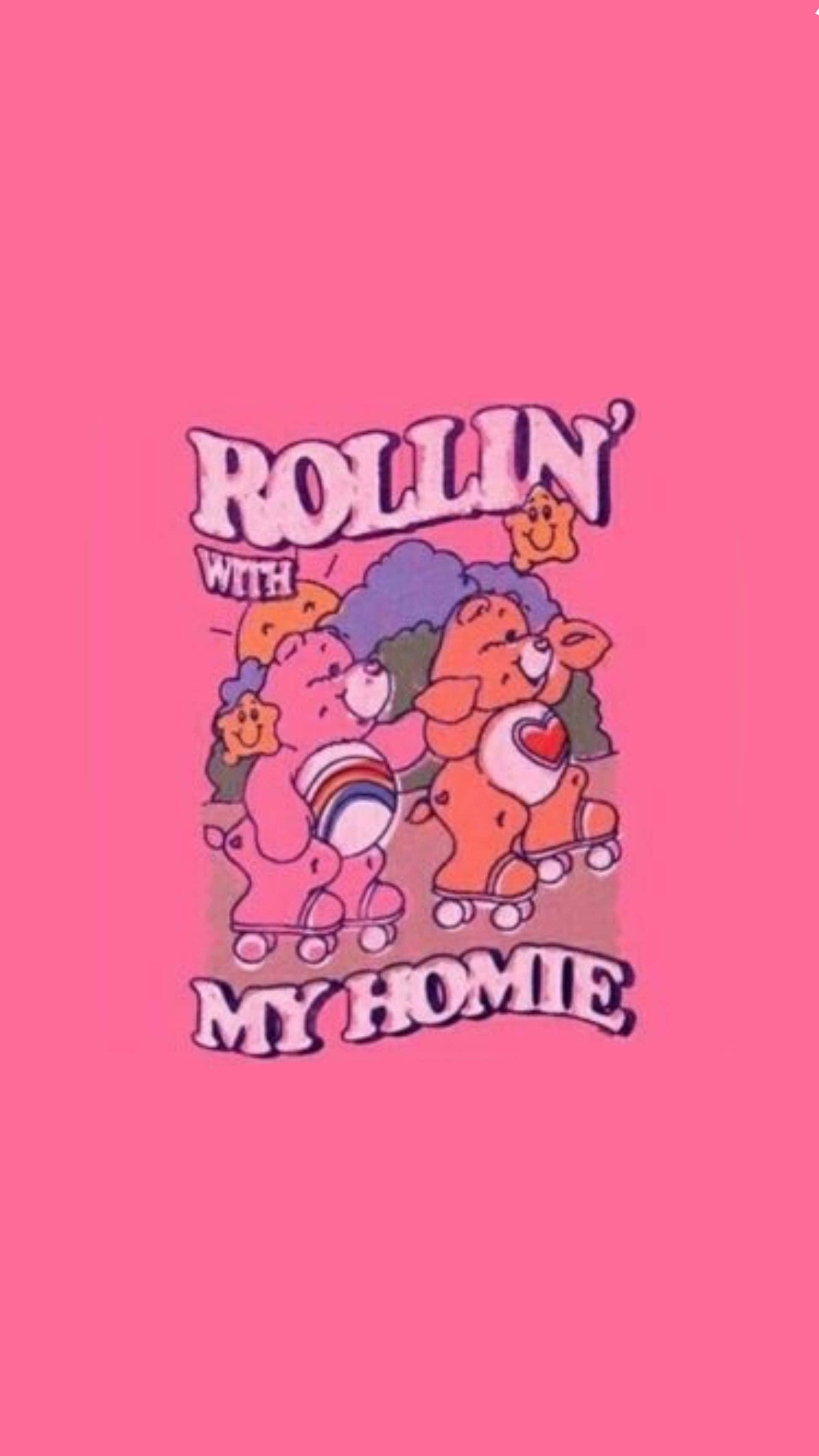 Vintage Cartoon Aesthetic 桌布 壁紙 — 兩隻穿著滾軸溜冰鞋的Care Bears在純粉紅色背景上玩滑板，並帶有「ROLLIN' WITH MY HOMIE」文字。