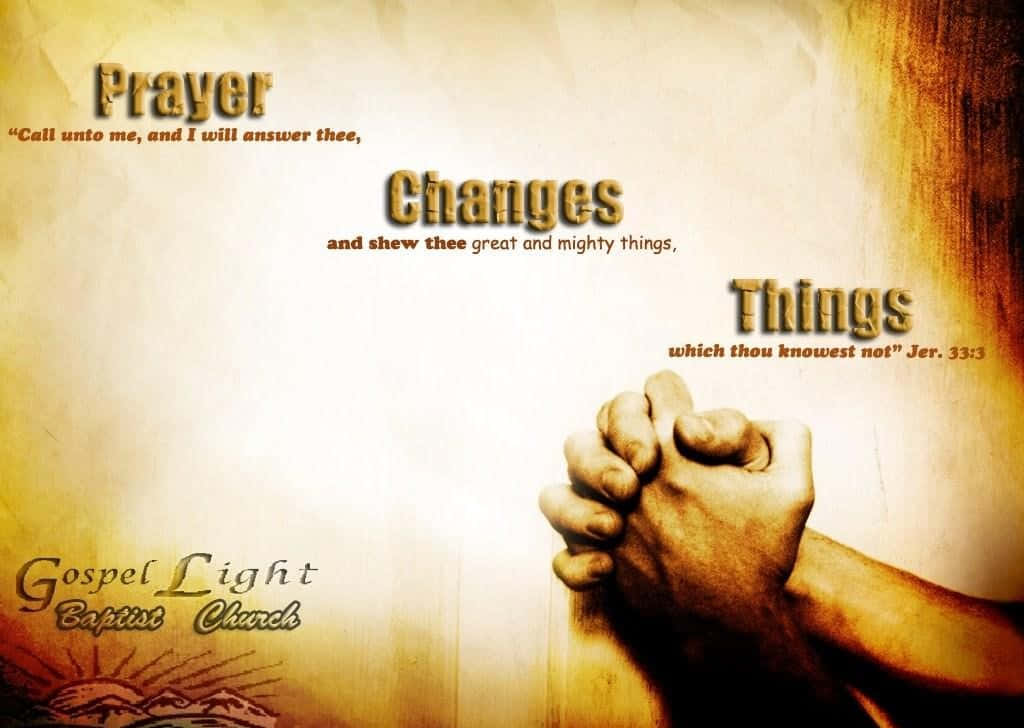 Praying 桌布 壁紙 — 兩隻緊握的手在祈禱，背景是帶有紋理的羊皮紙，上面有聖經經文，講述祈禱帶來改變和偉大的事情。
