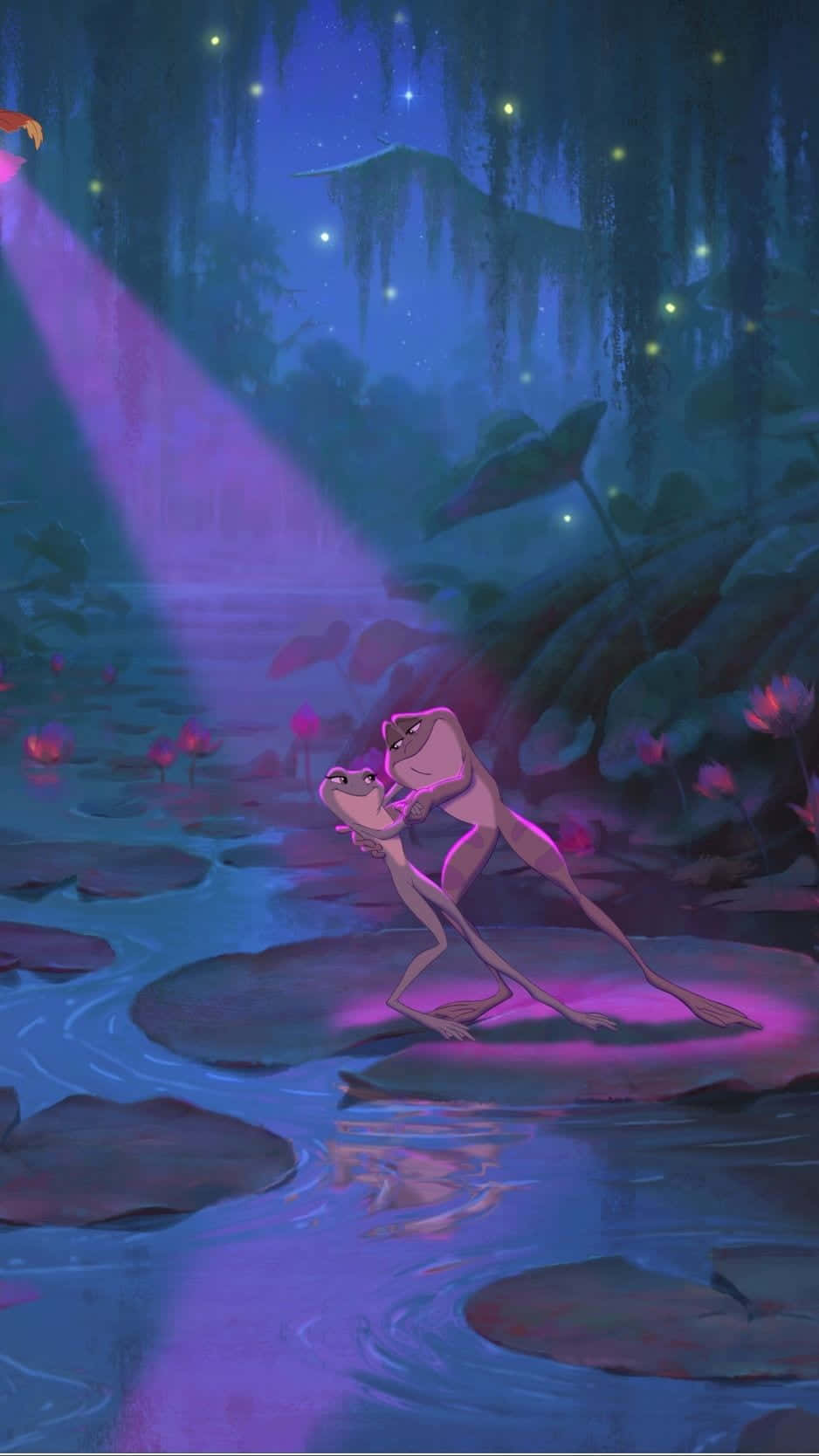 Aesthetic Frog 桌布 壁紙 — 兩隻青蛙在夜間發光的沼澤中，在飄浮的燈籠和睡蓮葉之間，於一道魔法紫色光束下跳舞。