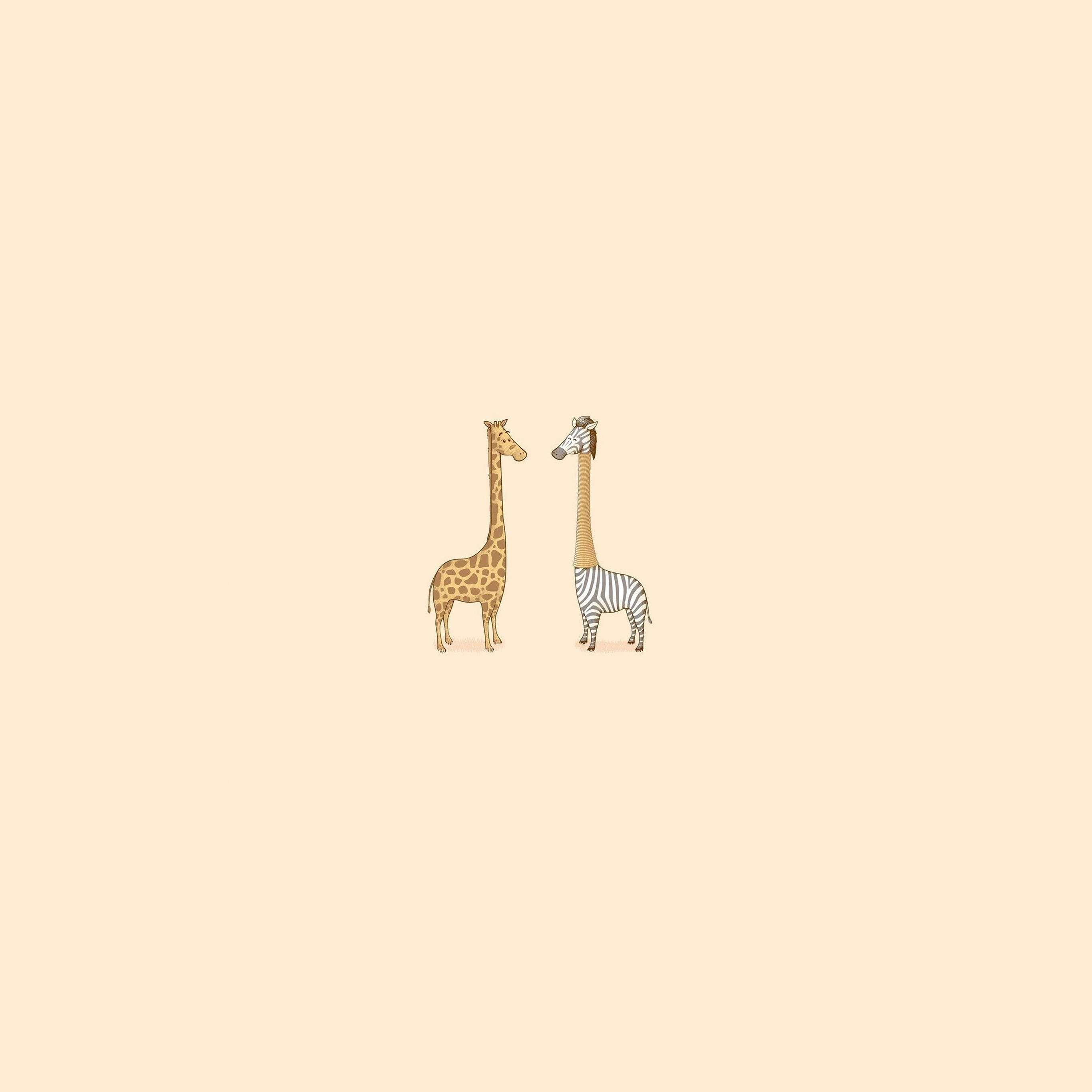 Giraffe 桌布 壁紙 — 兩隻風格化的長頸鹿，其中一隻帶有斑馬條紋，在柔和的米色背景上面對面。