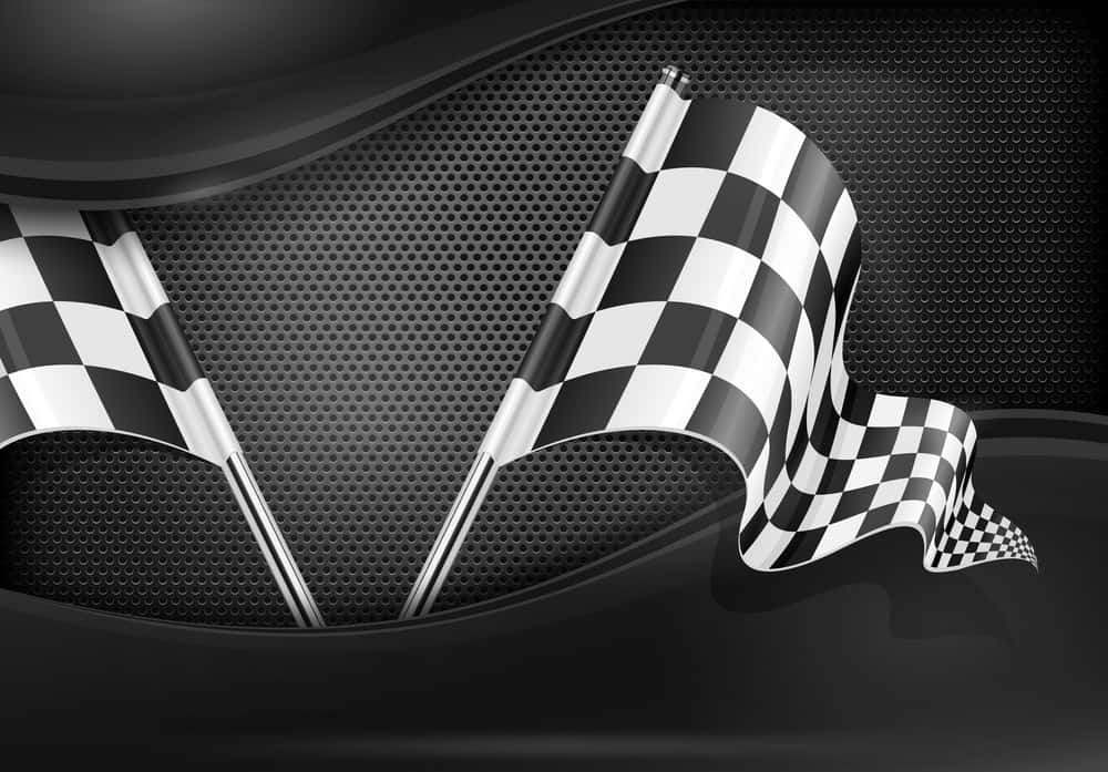 Chequered Flag 桌布 壁紙 — 兩面格仔賽車旗在光滑的黑色穿孔金屬背景上動態飄揚，帶有光澤曲線。