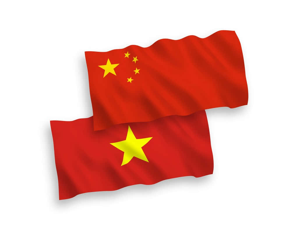 Vietnam 桌布 壁紙 — 兩面飄揚的紅色國旗帶有黃色星星，在乾淨的白色背景上飄動。