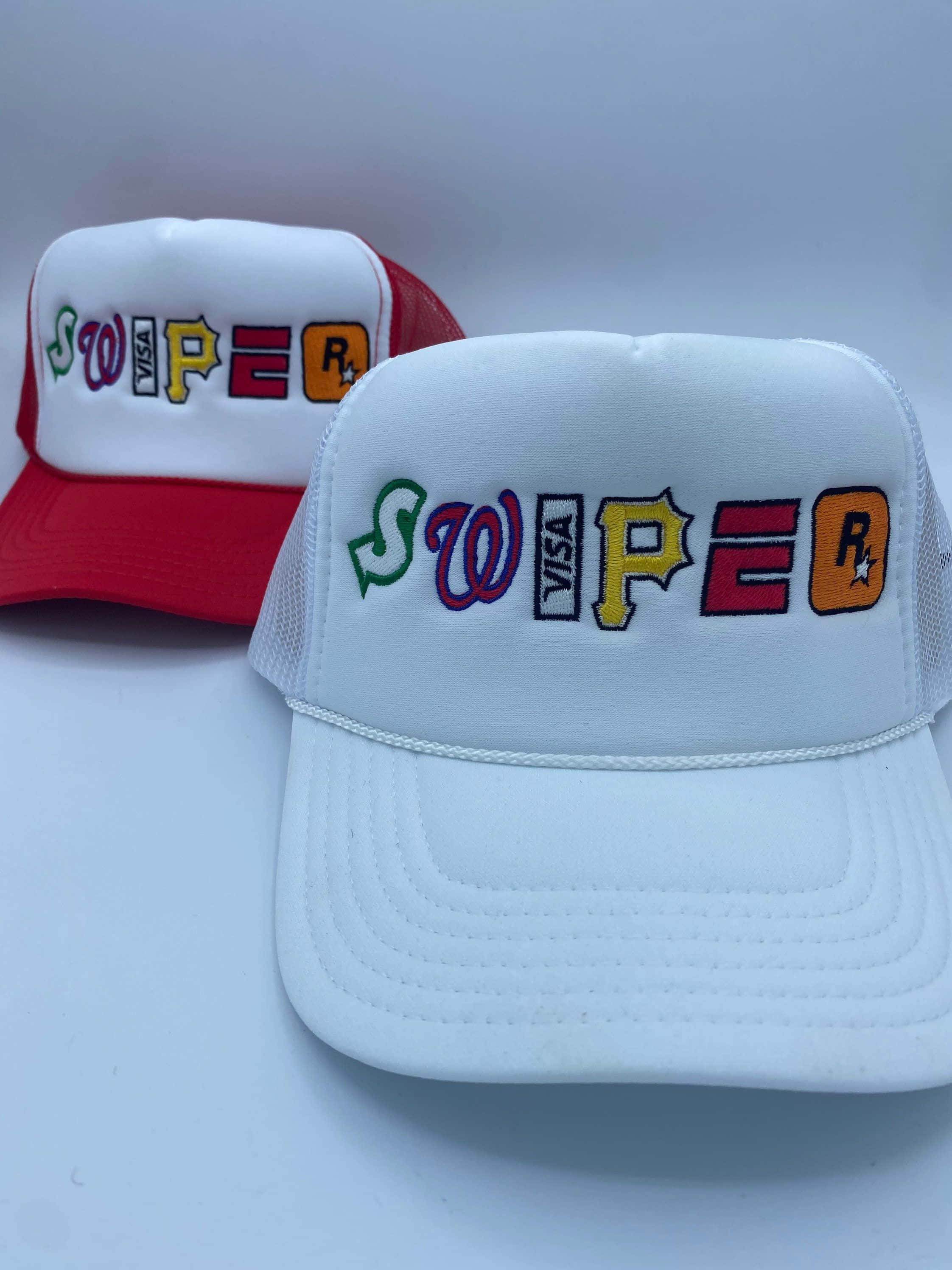Hat 桌布 壁紙 — 兩頂色彩繽紛的卡車司機帽，上面繡有鮮豔時尚的「SWIPE R」字樣，並排放在純白色表面上。