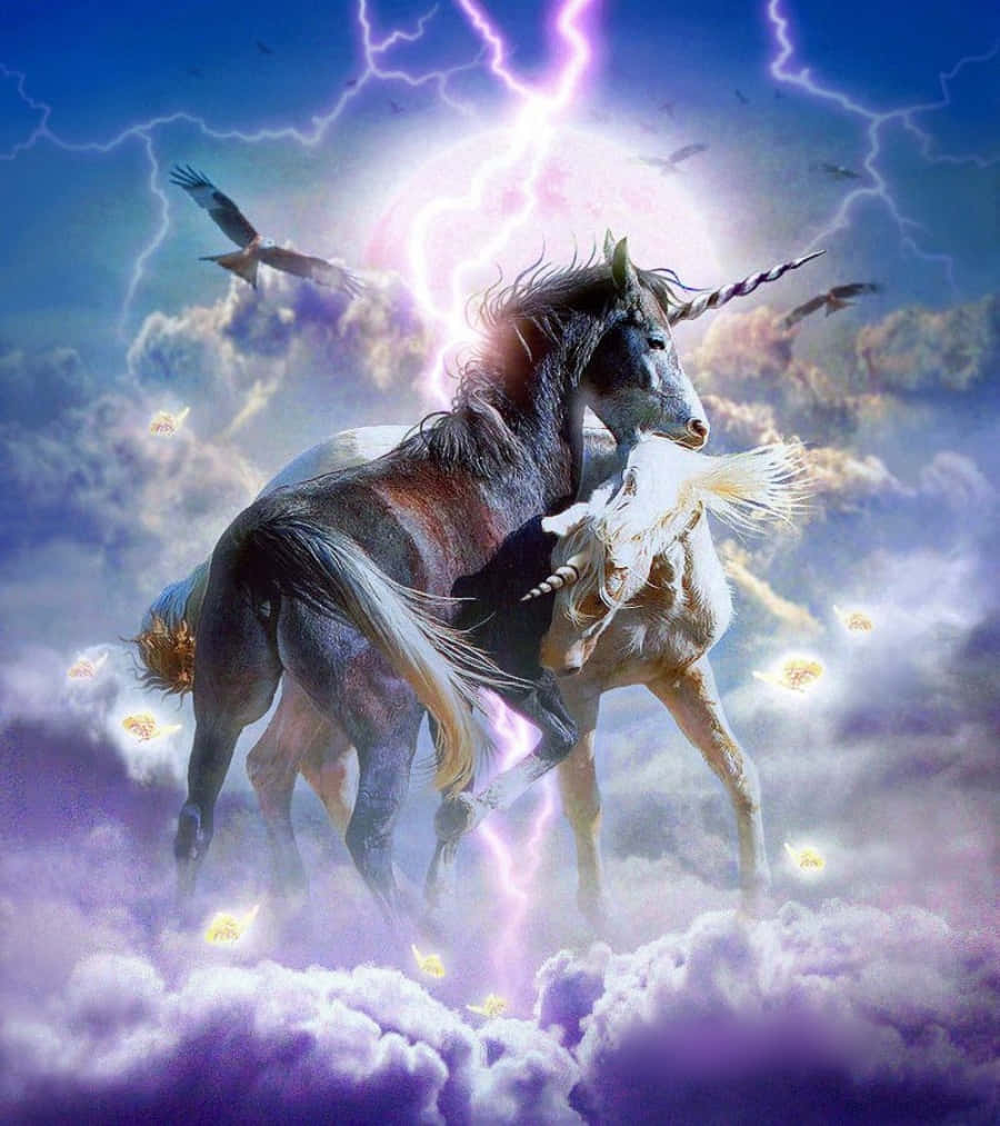 Unicorns 桌布 壁紙 — 兩頭雄偉的獨角獸在發光的月亮和噼啪作響的閃電下，奔騰穿過暴風雲層。