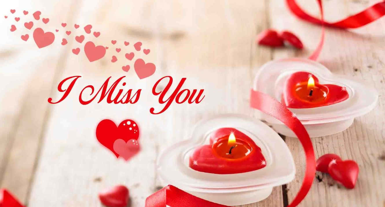 I Miss You 桌布 壁紙 — 兩顆心形蠟燭在木桌上溫暖地發光，周圍環繞著紅色心形和寫有「我想你」訊息的絲帶。
