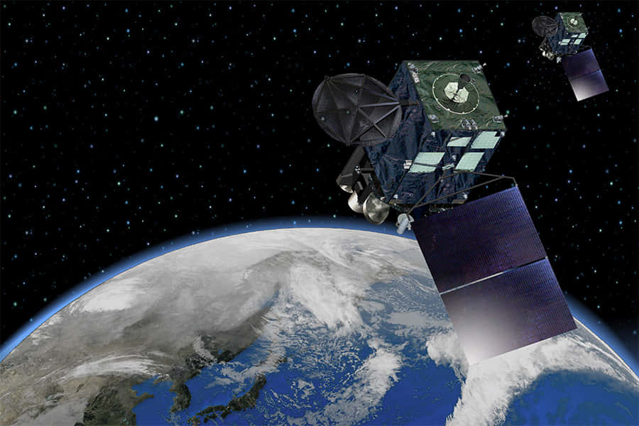 Satellite Technology 桌布 壁紙 — 兩顆衛星在繁星點點的黑色天空中繞地球運行，下方是藍色海洋和白色雲層。