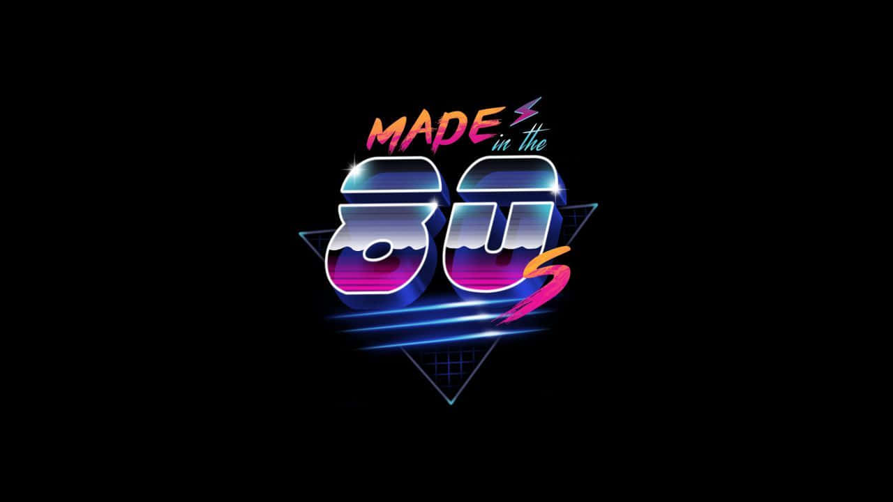 八十年代的色彩 壁紙 — 充滿活力的霓虹文字「MADE in the 80s」在黑色背景上以漸變色調發光，並由幾何形狀和光線條紋框住。