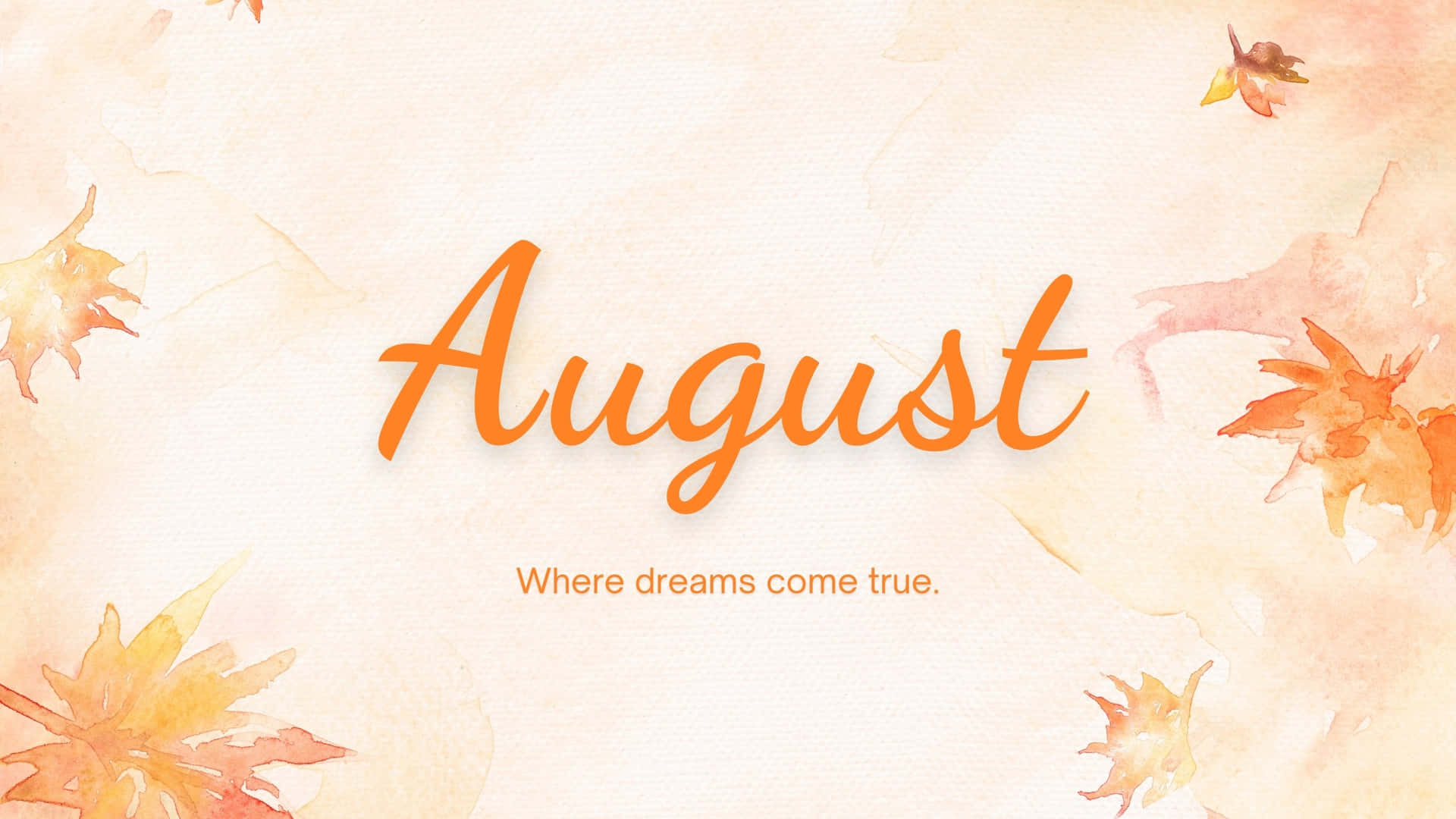 八月夢幻水彩背景 壁紙 — 水彩插圖，描繪「August」一詞，周圍環繞著溫暖橙色調的秋日落葉。