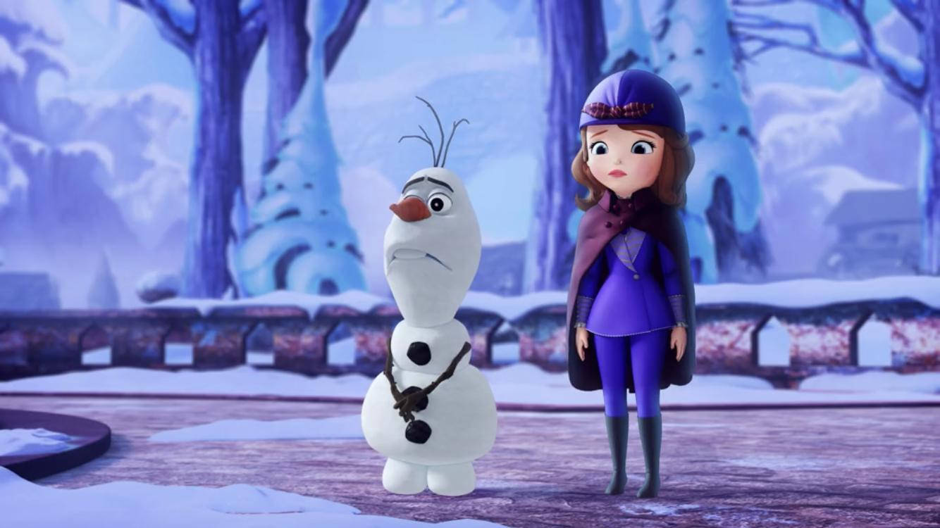 公主索菲亞與雪寶 壁紙 — 蘇菲亞公主和奧拉夫一起站在一個白雪覆蓋的冬季森林中，樹木光禿，光線柔和偏藍。