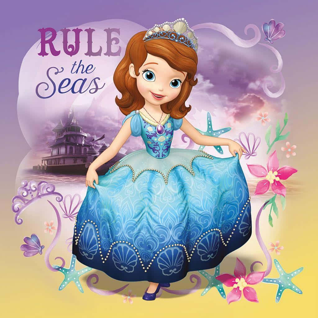 Sofia The First 桌布 壁紙 — 公主蘇菲亞穿著藍色貝殼裙，在紫色天空下微笑站立，周圍有海星和花朵。