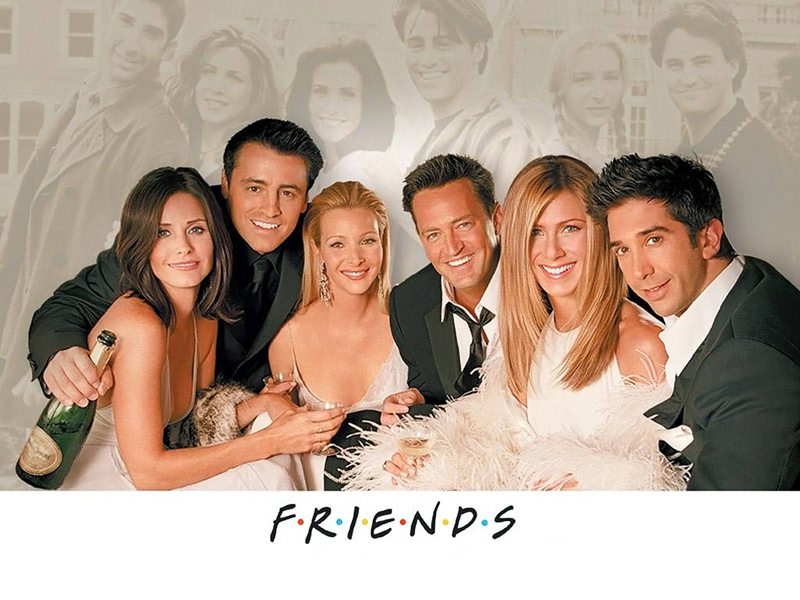 Friends Aesthetic 桌布 壁紙 — 六位微笑嘅Friends演員著住正式服裝，一齊擺甫士，揸住香檳同一條毛茸茸嘅白色羽毛圍巾，背景係一張褪色嘅團體相。