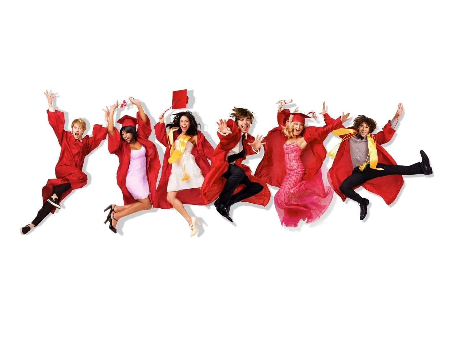 High School Musical 桌布 壁紙 — 六位快樂的畢業生身穿紅色畢業袍和帽子，在純白背景前躍起空中，高舉雙臂慶祝勝利。