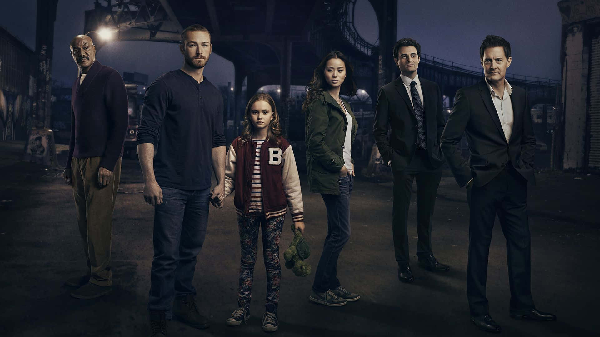 Tv Series 桌布 壁紙 — 六位演員喺夜晚企喺橋底昏暗嘅城市小巷，街燈投下陰影。