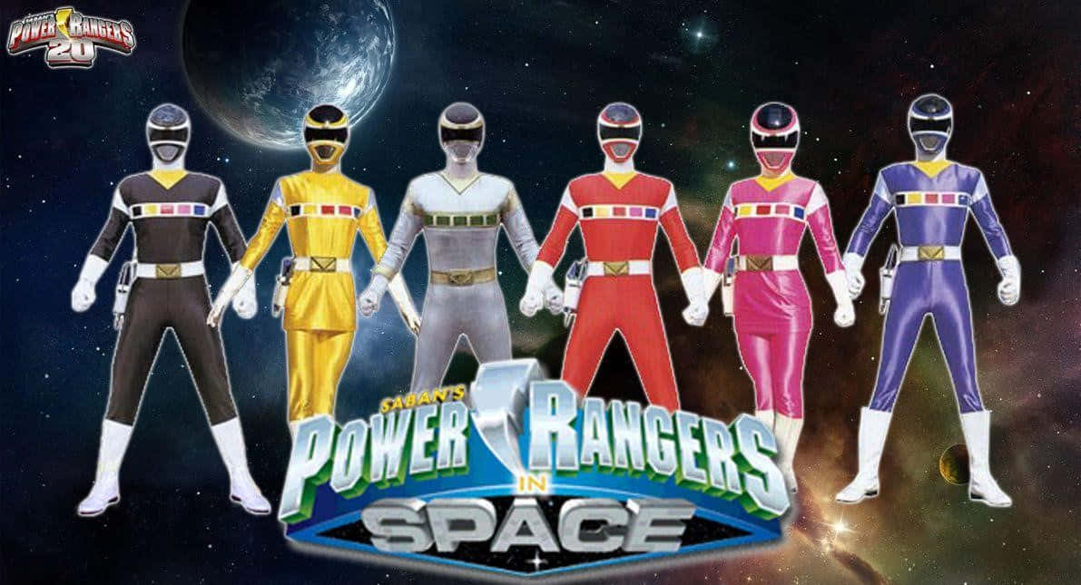 Power Rangers 桌布 壁紙 — 六位身穿彩色戰衣的Power Rangers在宇宙背景下，以行星和星星為襯托，英勇地站立著。