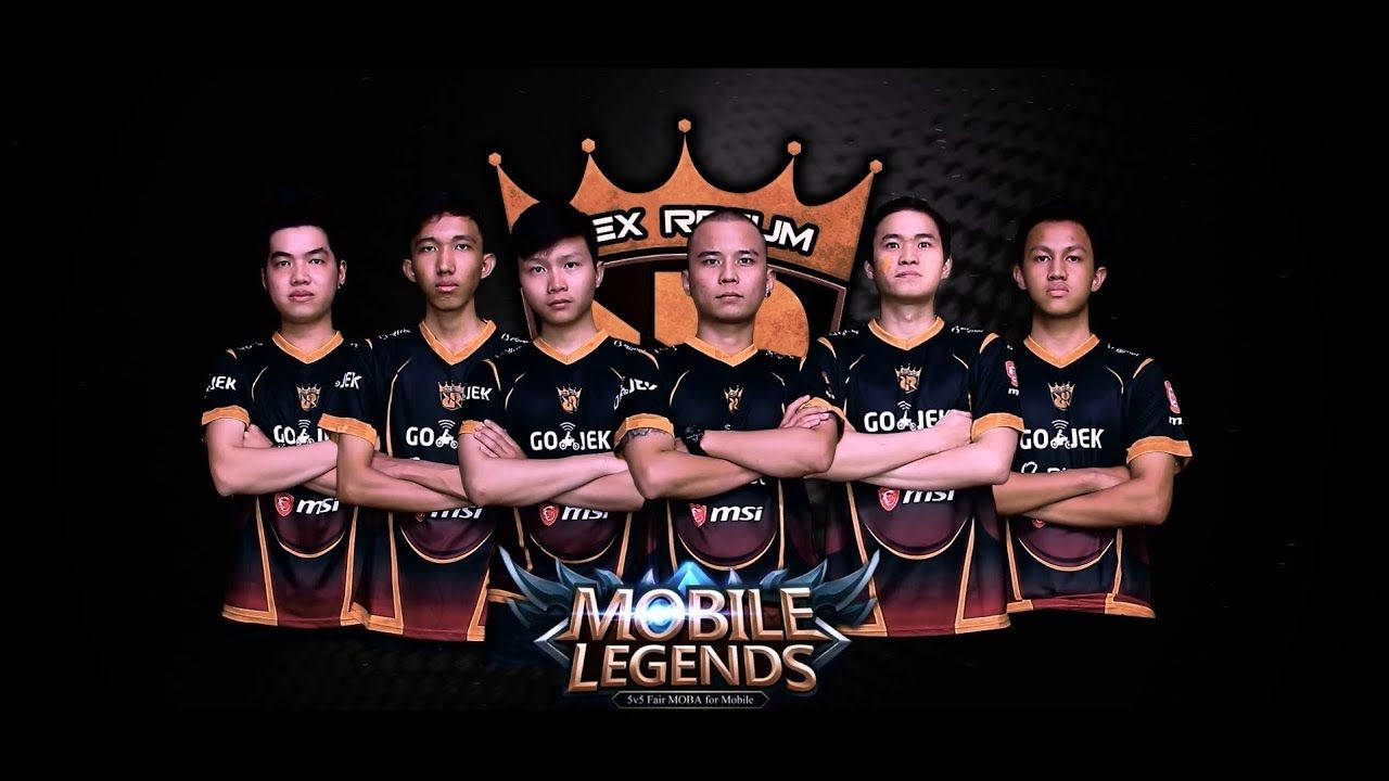 Mobile Legends 桌布 壁紙 — 六位身穿黑色和金色球衣的電競選手自信地交叉雙臂，站在帶有皇冠和Mobile Legends標誌的黑暗背景前。