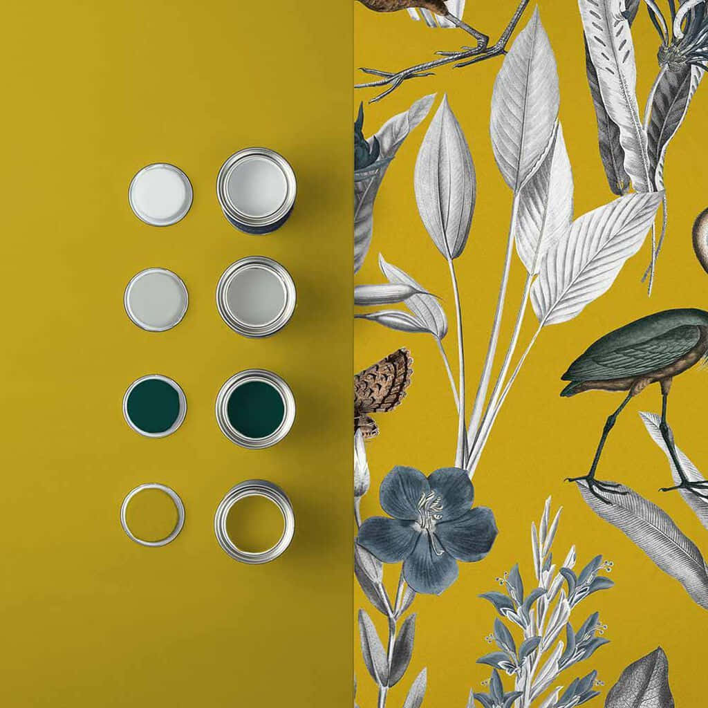 Yellow Painting 桌布 壁紙 — 六個不同色調的油漆罐整齊排列在鮮黃色牆紙旁，牆紙上以單色調繪有植物和鳥類插圖。