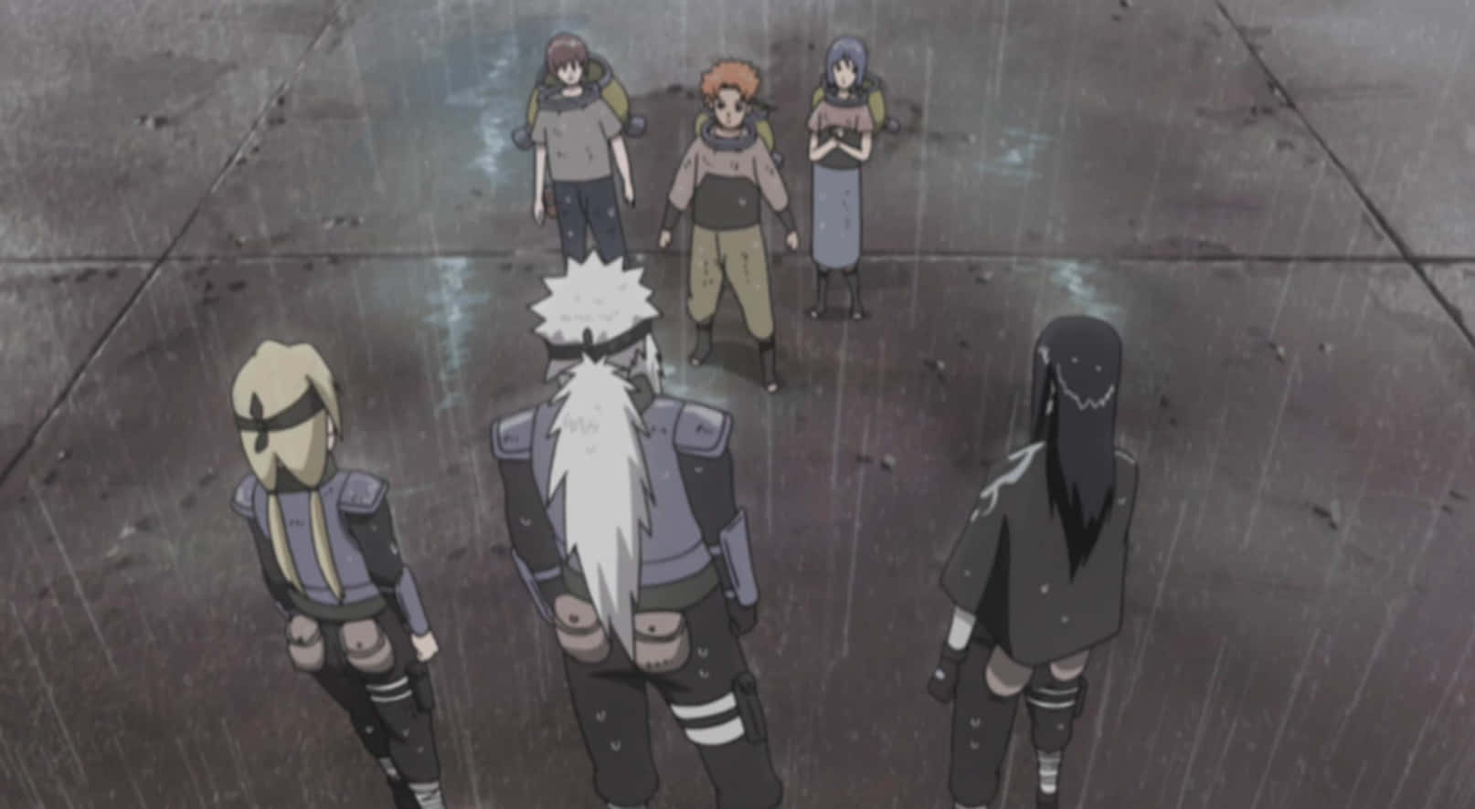 Legendary Sannin 桌布 壁紙 — 六個動漫角色站在被雨水浸濕的混凝土庭院中，彼此對峙，氣氛緊張。