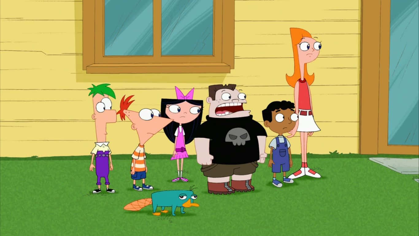 Phineas And Ferb 桌布 壁紙 — 六個動畫角色和一隻鴨嘴獸站在一棟有綠色草坪的黃色房子前。